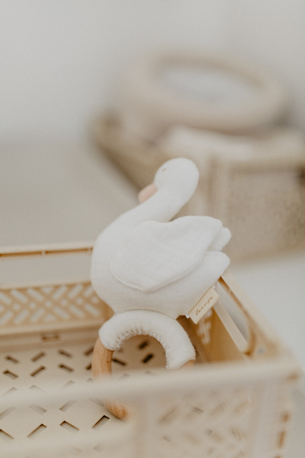 Baby Rassel mit Holzring 'swan'