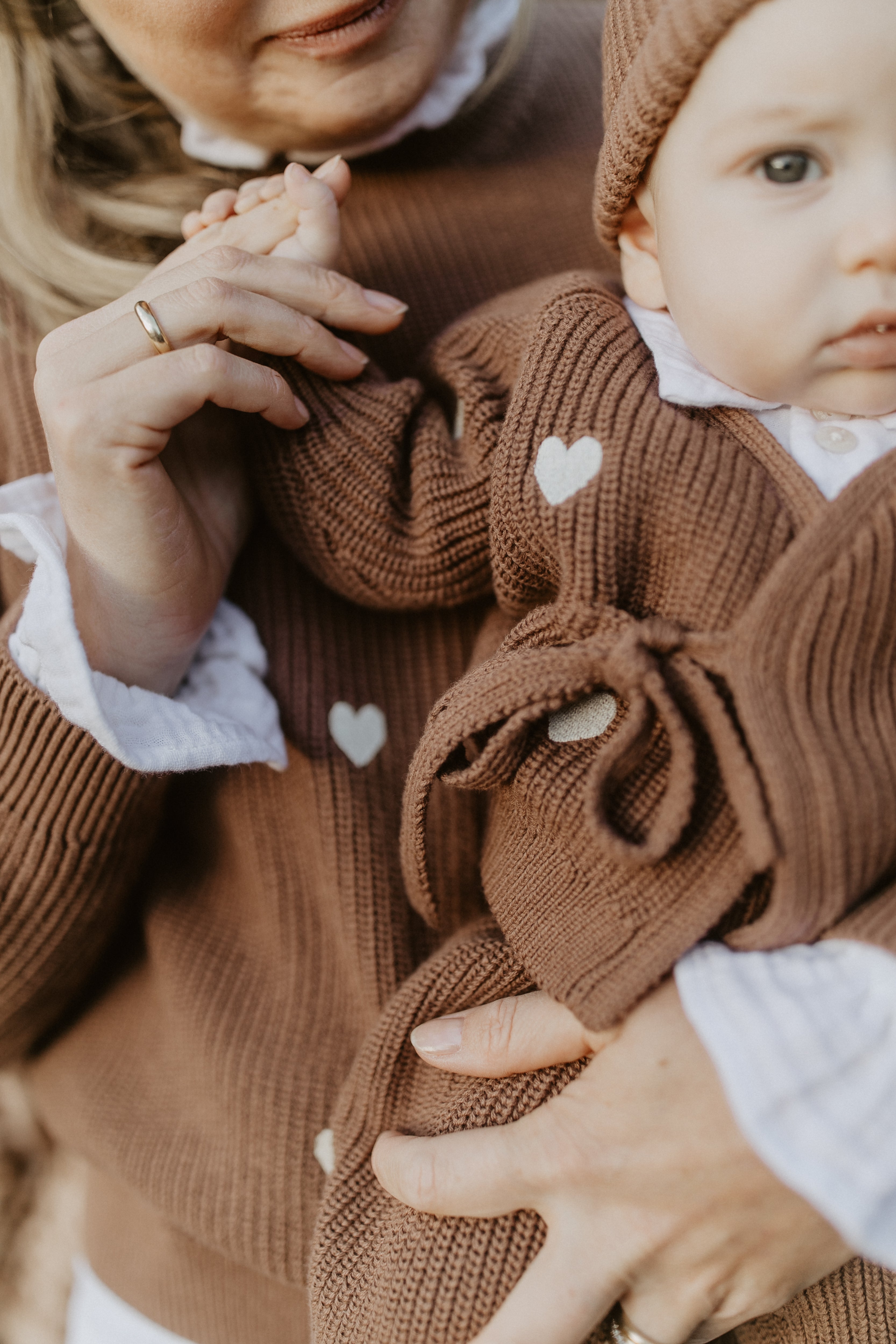 Baby-Strickjacke zum Wickeln 'Hearts' pecan
