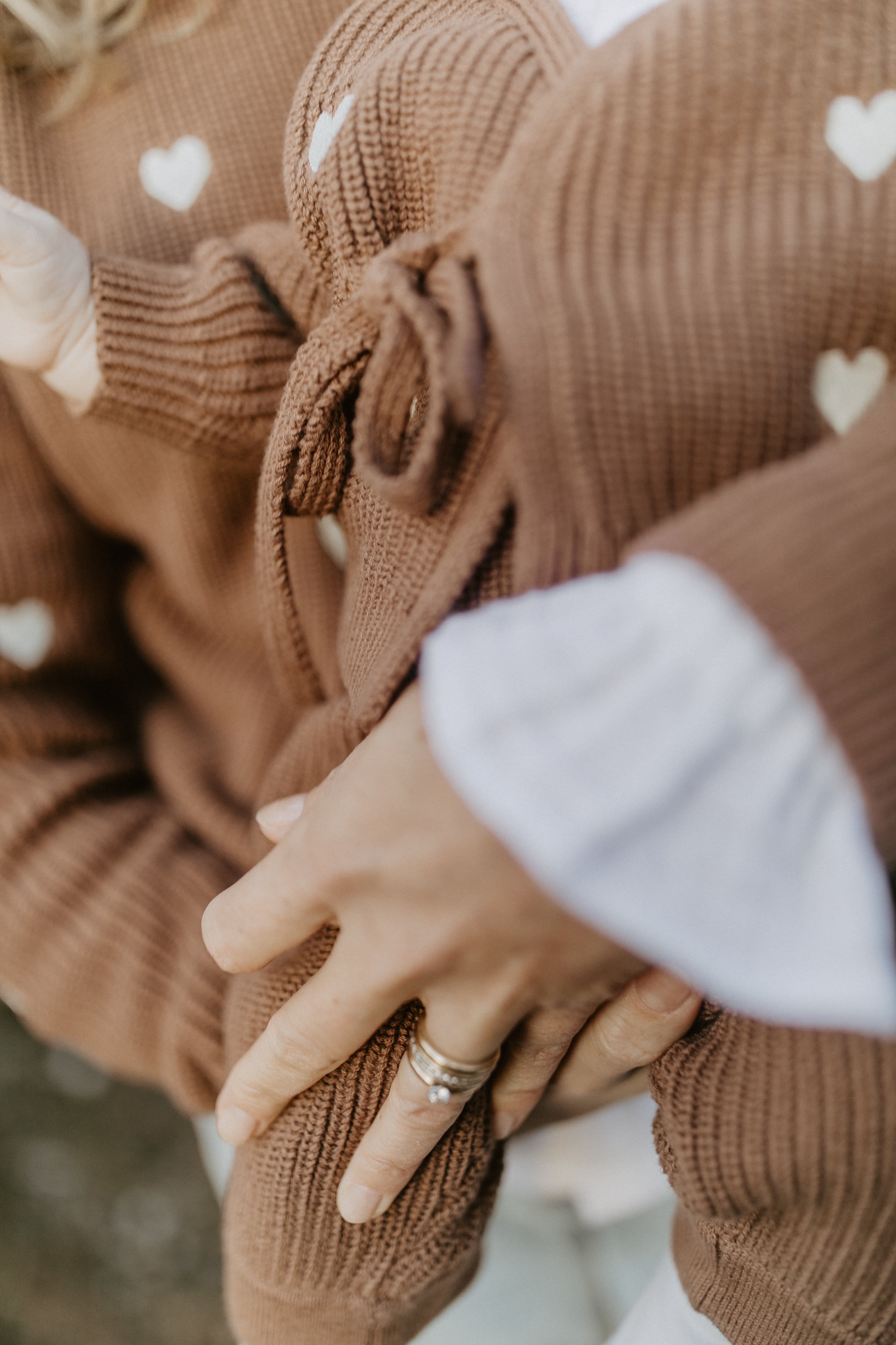 Baby-Strickjacke zum Wickeln 'Hearts' pecan