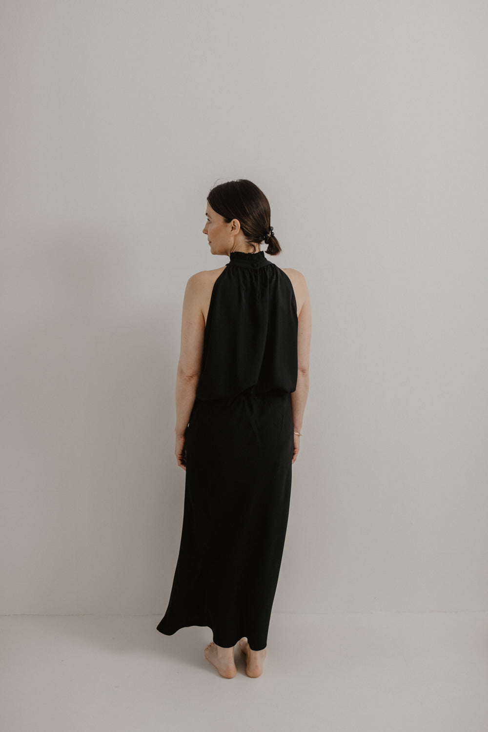 01.02.02 — The High-Waist Midi Skirt / Black