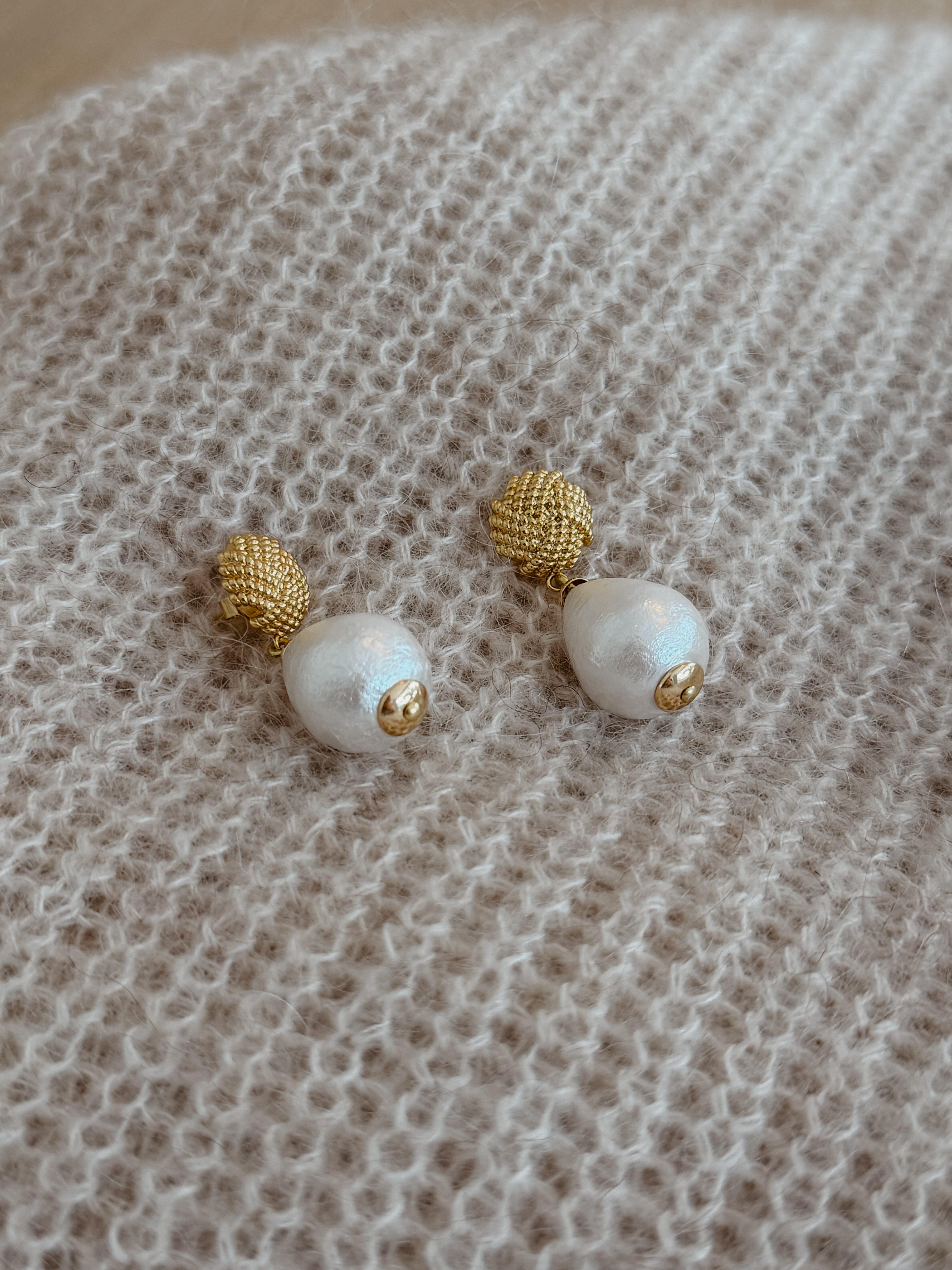 The Pearly Knot