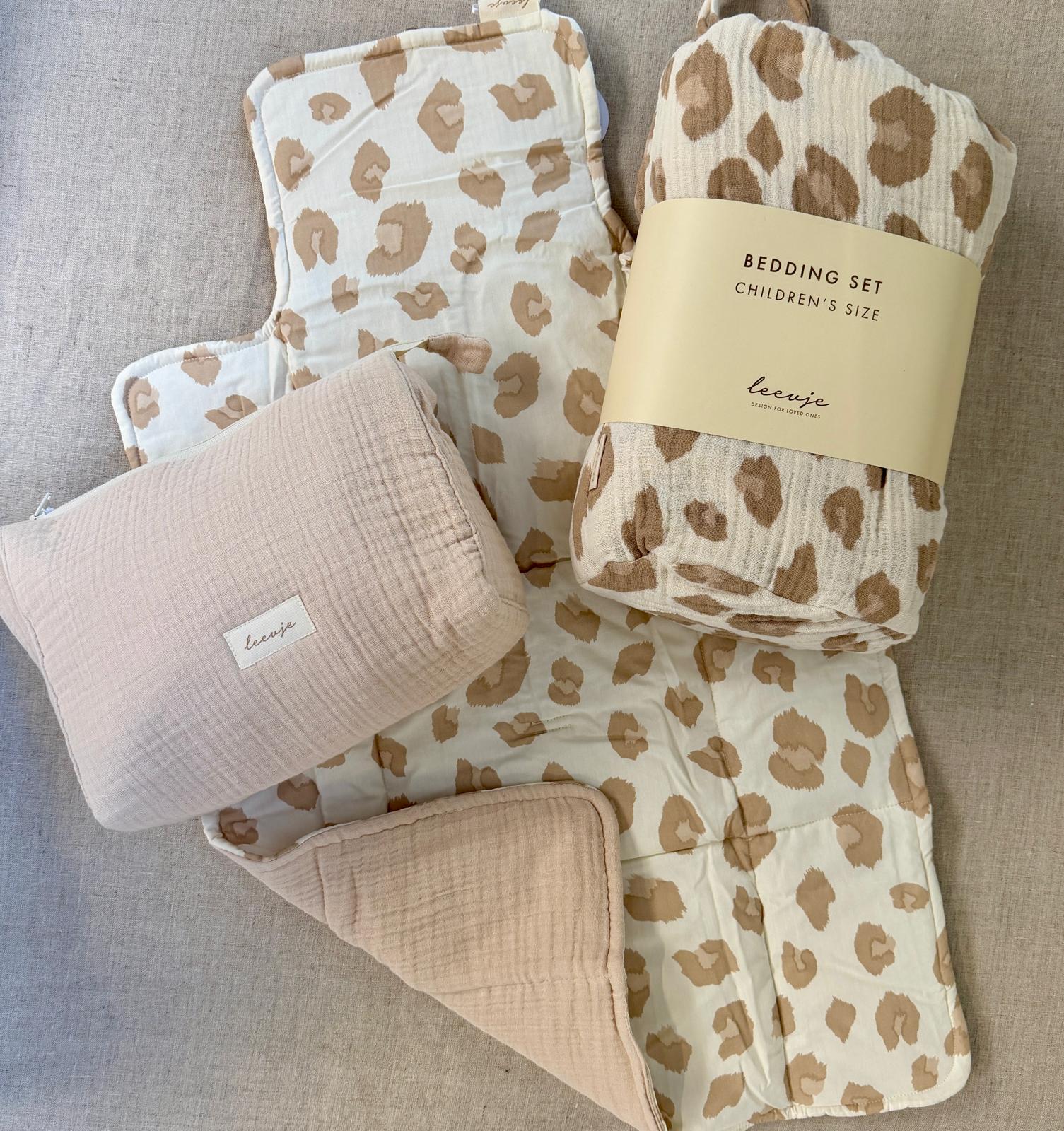 Produktbundle 20, Bettwäsche (100x135), Wickeltasche und Wickelunterlage