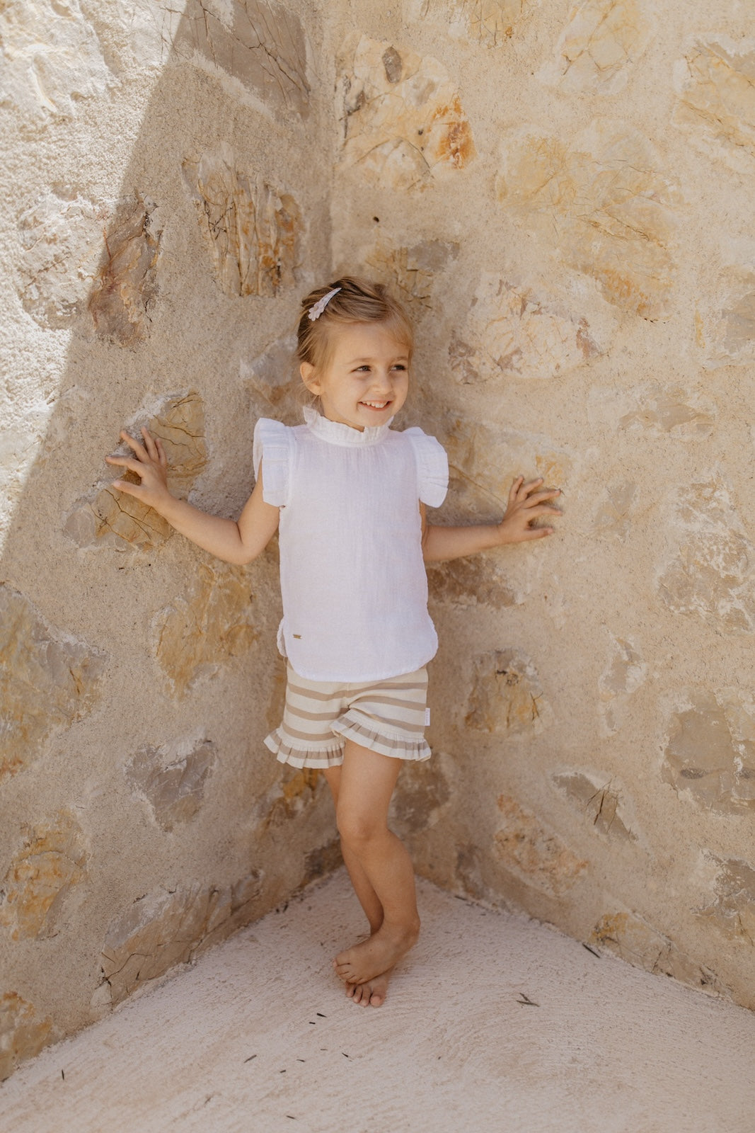 Shorts 'beige stripes' mit Rüschensaum