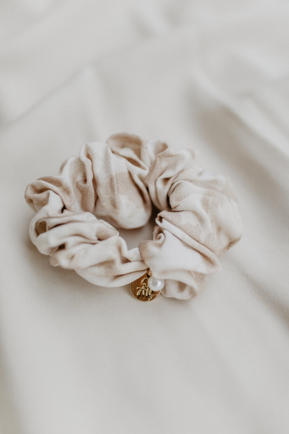 leevje by AM Scrunchie Sylvie 'Leo beige'
