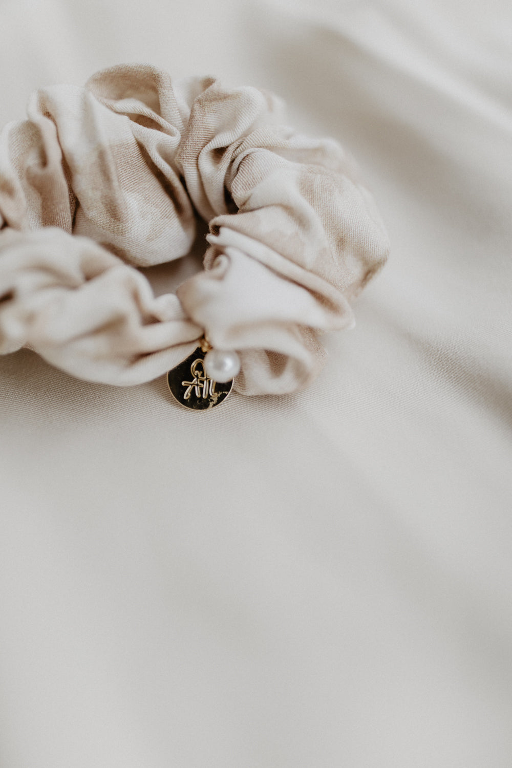 leevje by AM Scrunchie Sylvie 'Leo beige'