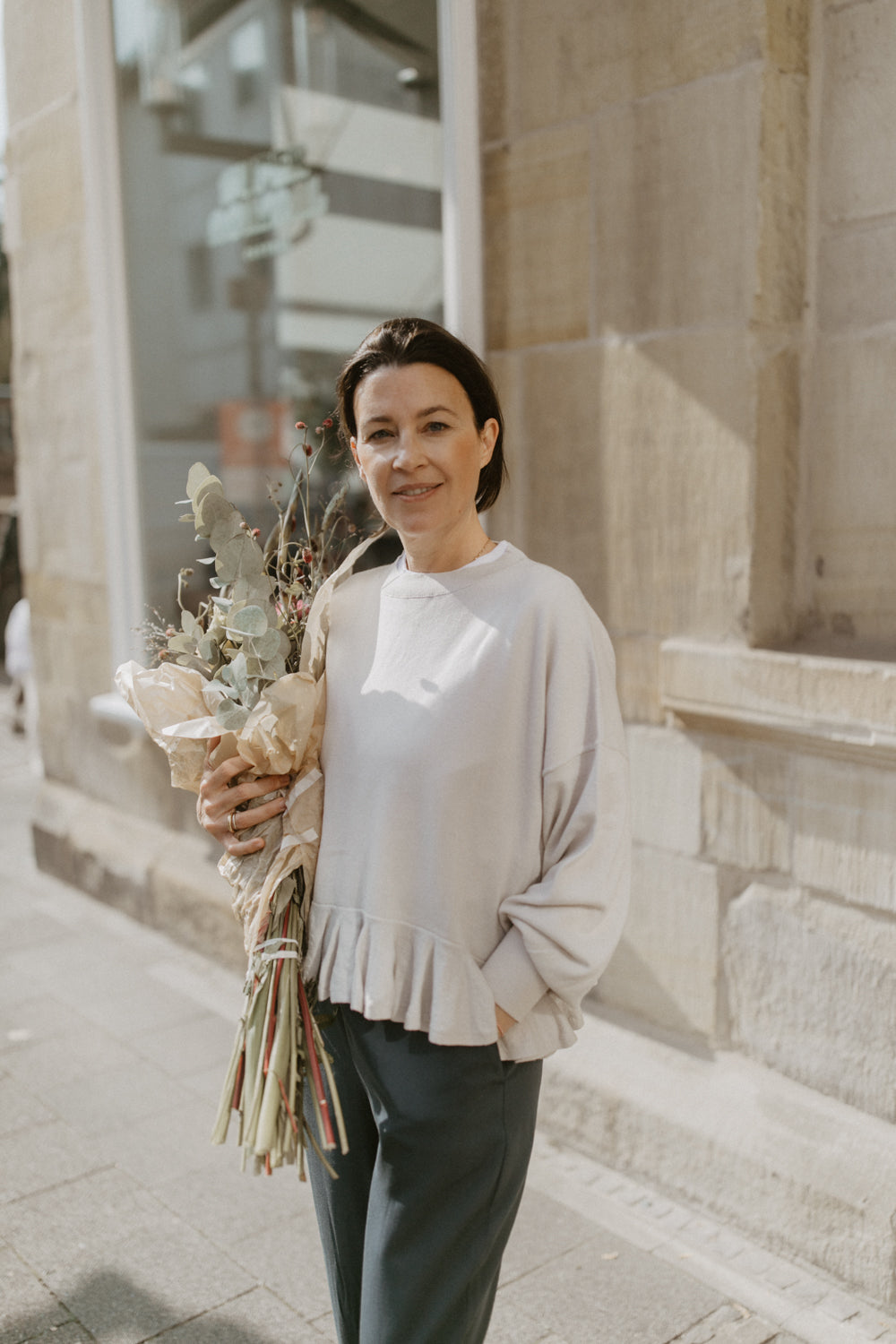 Feinstrickpullover mit Rüschenbund aus Wolle 'Gray Beige'
