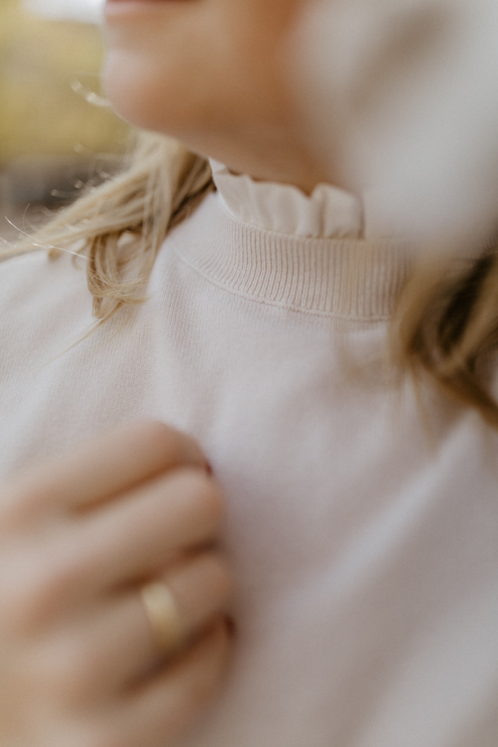 Feinstrickpullover mit Rüschenbund aus Wolle 'Gray Beige'