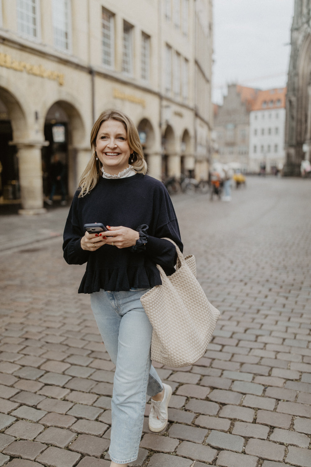 Feinstrickpullover mit Rüschenbund aus Wolle 'Navy'