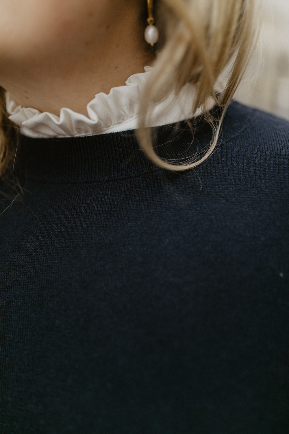 Feinstrickpullover mit Rüschenbund aus Wolle 'Navy'