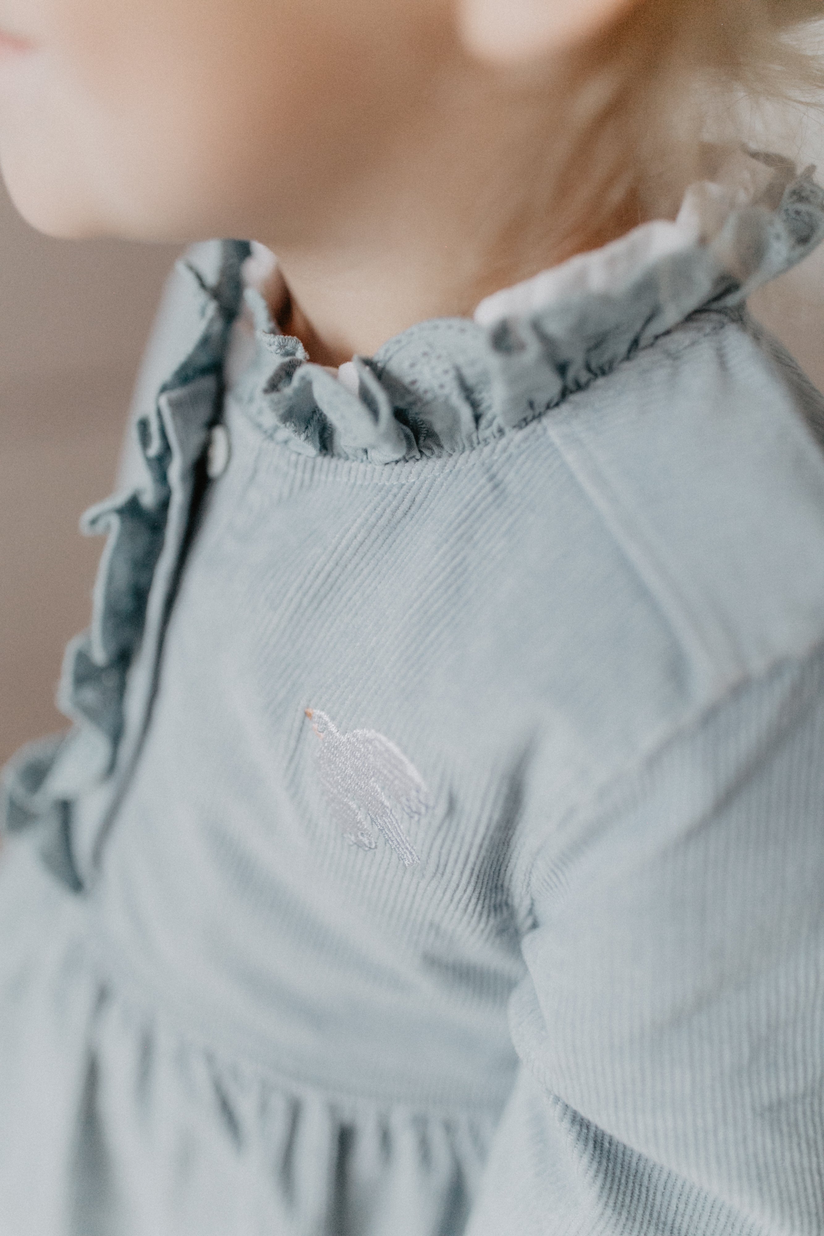 Cordkleid 'clear blue' mit Rüschendetails und Stickerei