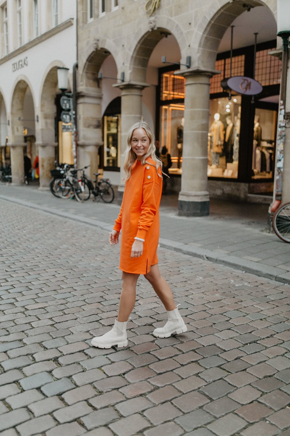 leevje by AM Sweatkleid 'Cozy' orange mit Zierknöpfen