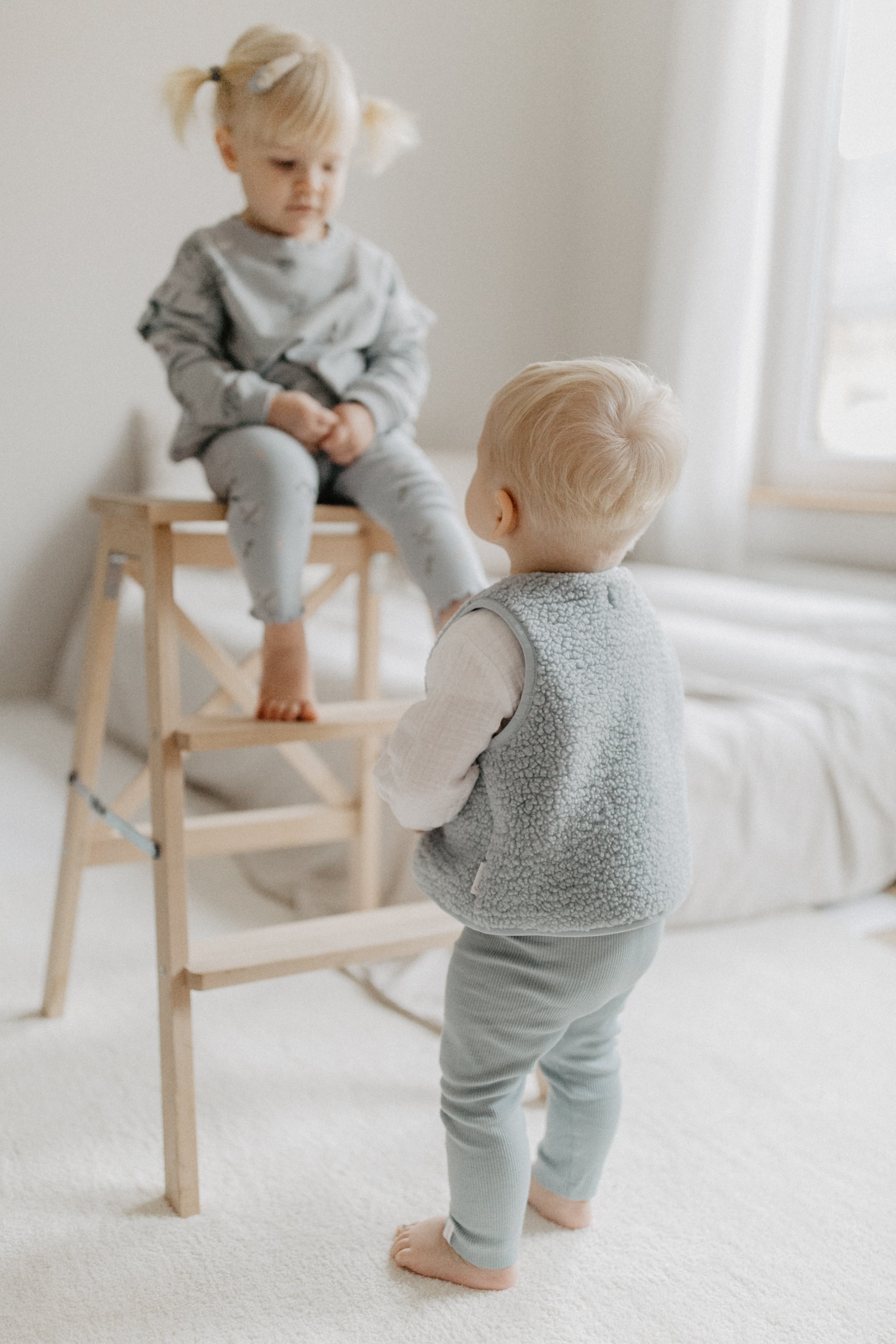 Teddy Weste 'clear blue' mit Dackel-Stickerei