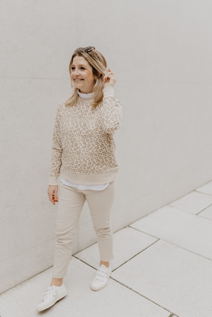 Pre-Order: Leo-Sweatshirt Für Frauen Pullover; Unser Model Anna-Marie ist <strong>167 cm</strong> groß und trägt <strong>Größe M</strong>