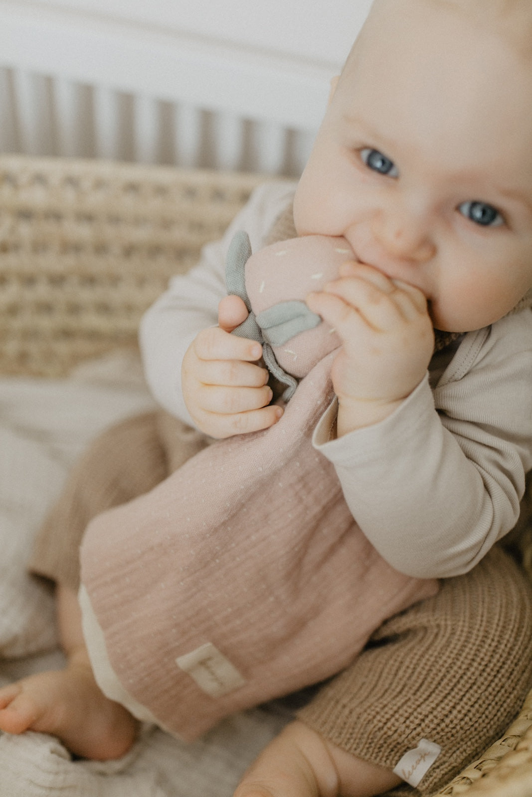 Baby muslin cuddle cloth 'strawberry'