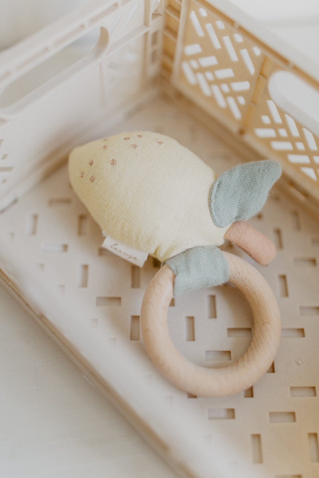 Baby rattle with wooden ring 'lemon'