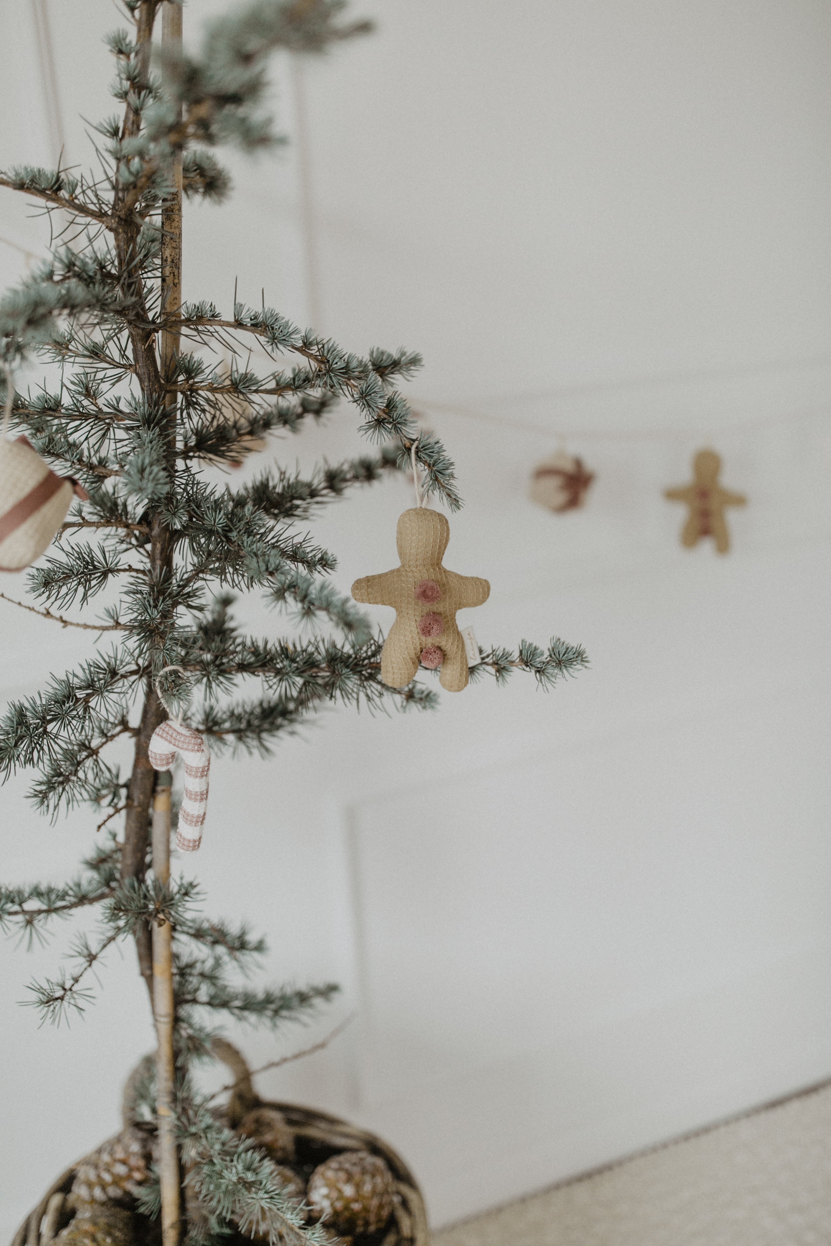 Baumschmuck 'light burgundy gingerbread man, star & present'