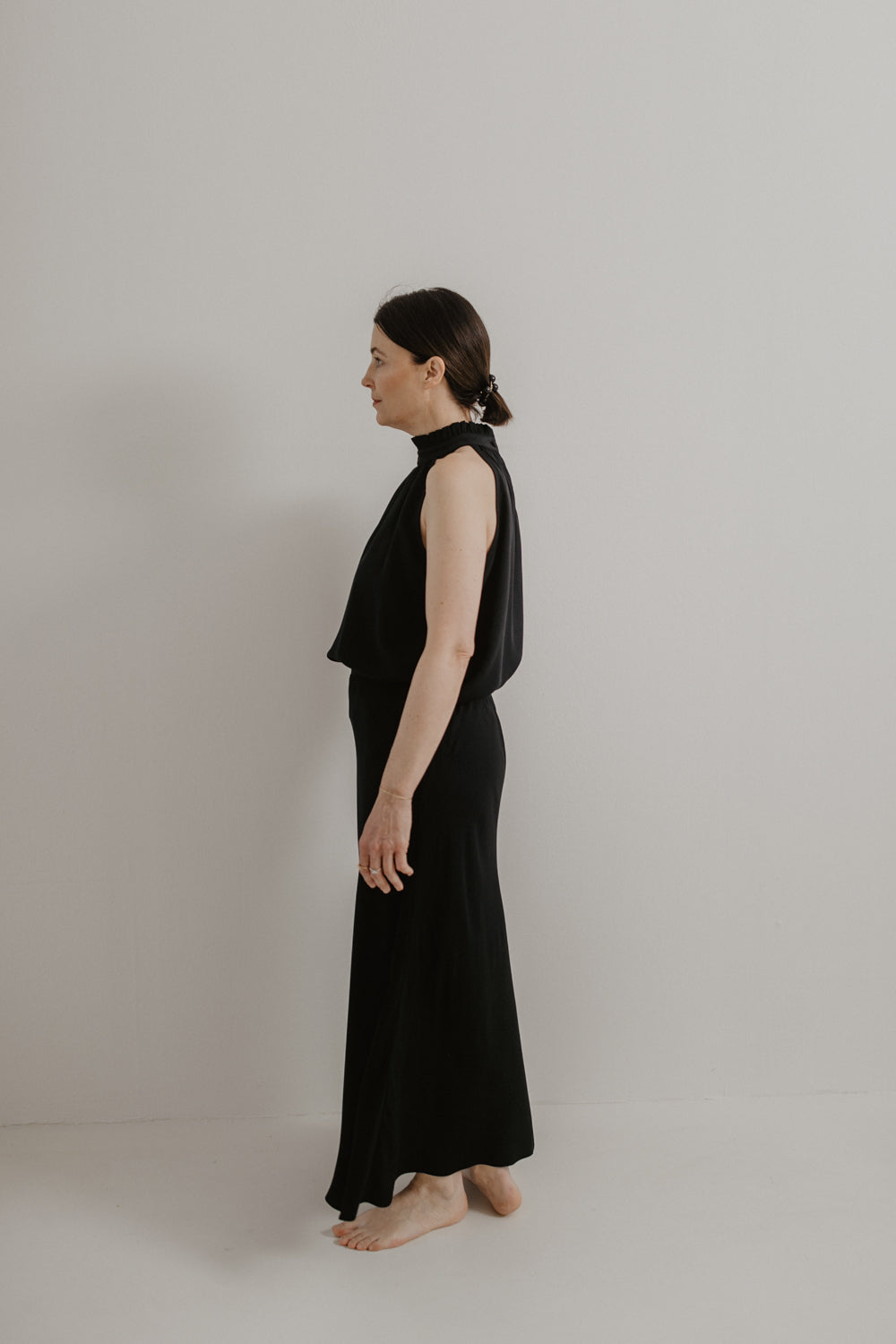 01.02.02 — The High-Waist Midi Skirt / Black