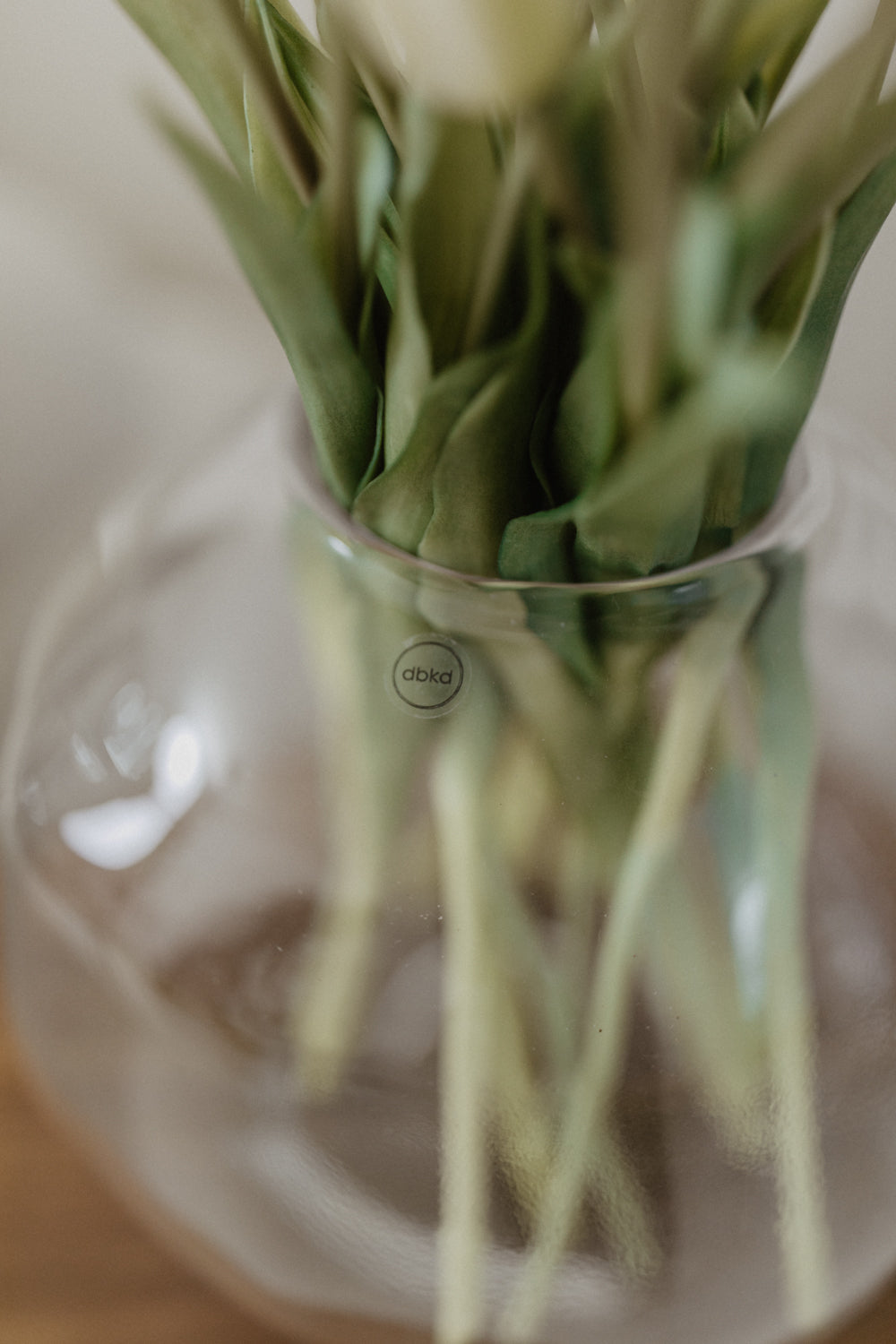 01.08.04 — The Pebble Vase Large / Clear