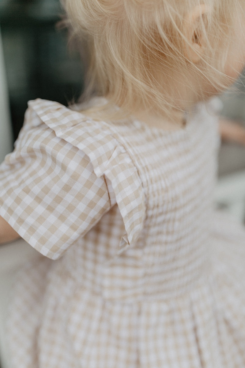 Kariertes Kleid mit Rüschen