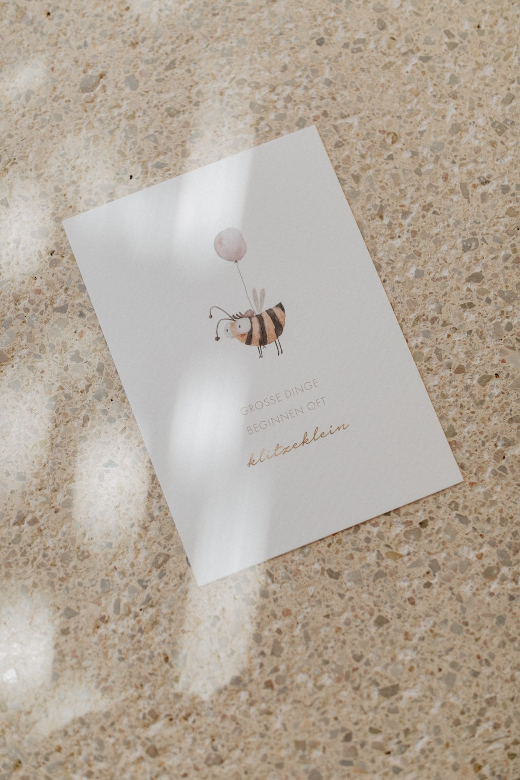 Postkarte Hummel 'klitzeklein'