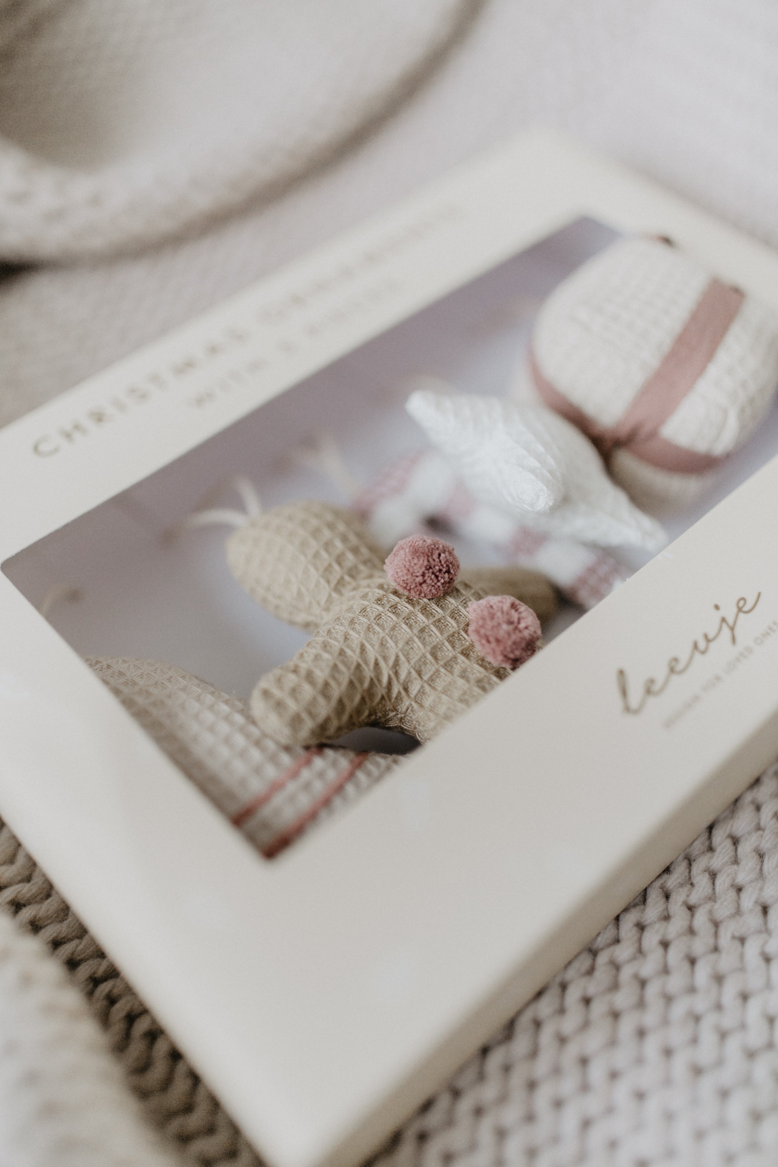 Baumschmuck 'light burgundy gingerbread man, star & present'