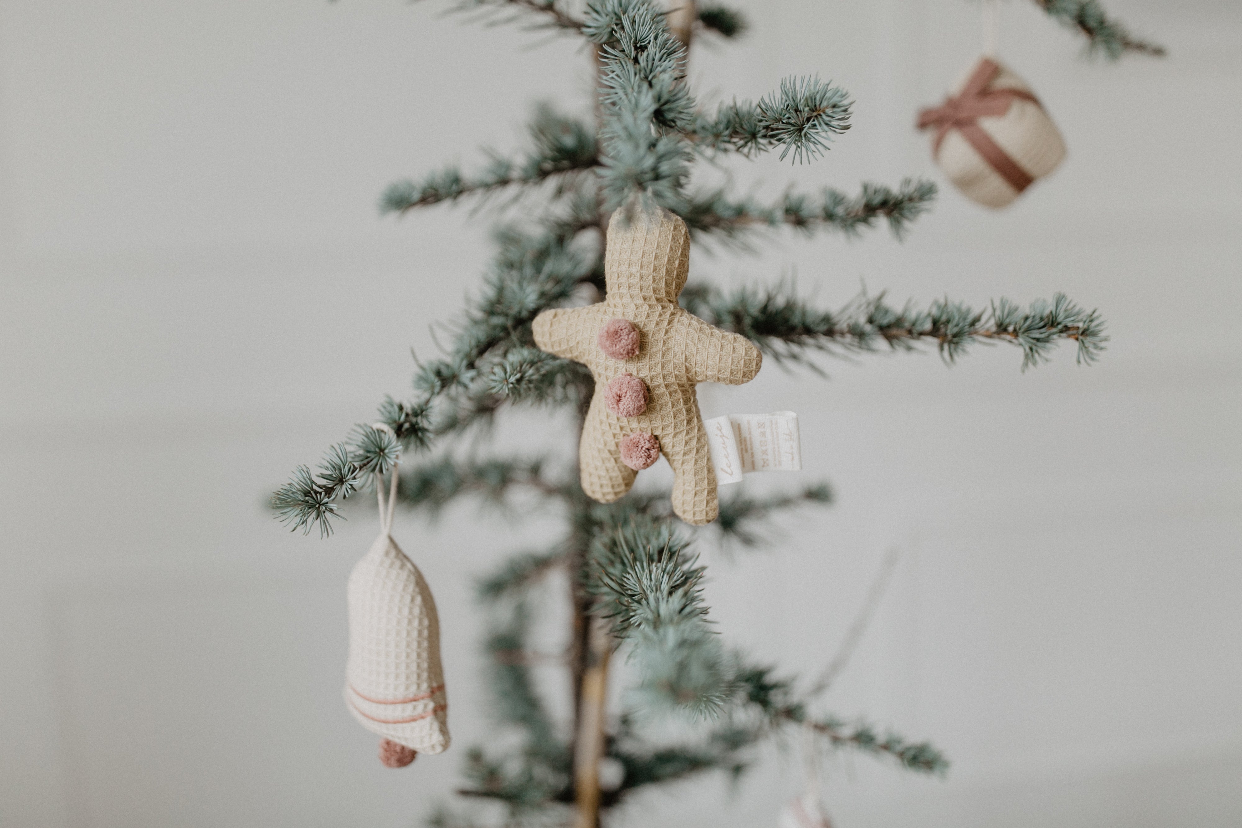 Baumschmuck 'light burgundy gingerbread man, star & present'