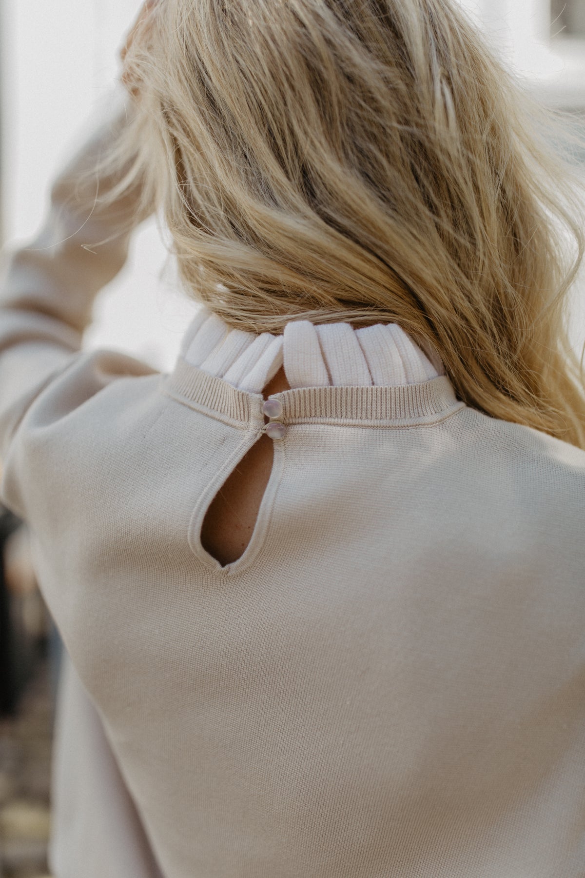 Fijn gebreide trui met gerimpelde kraag | Beige