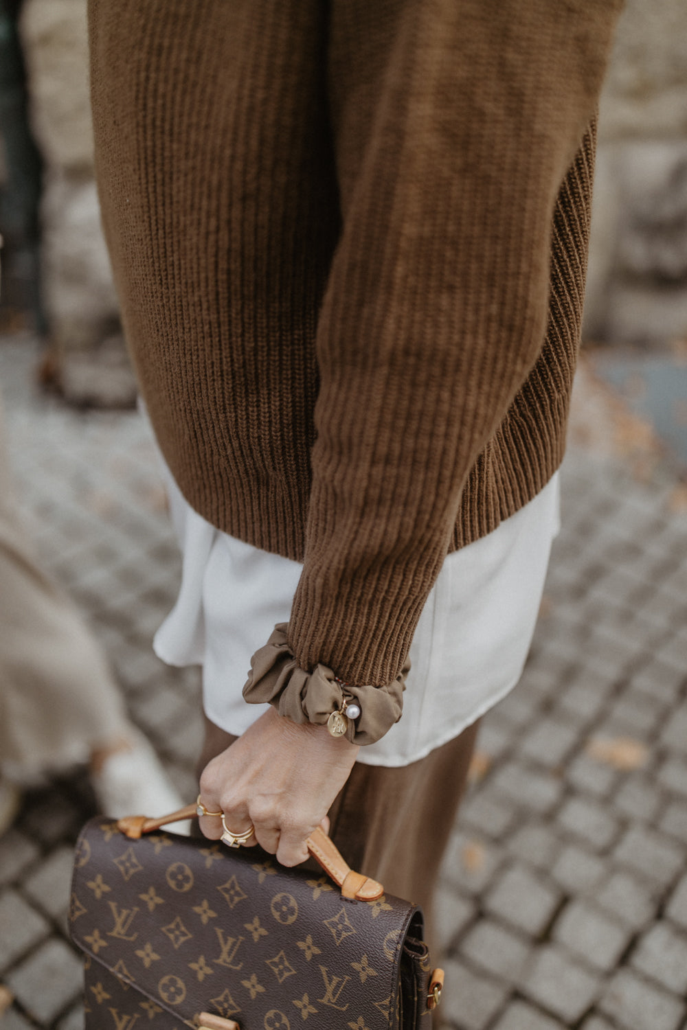 Scrunchie aus weichem Stoff in "Dark brown"