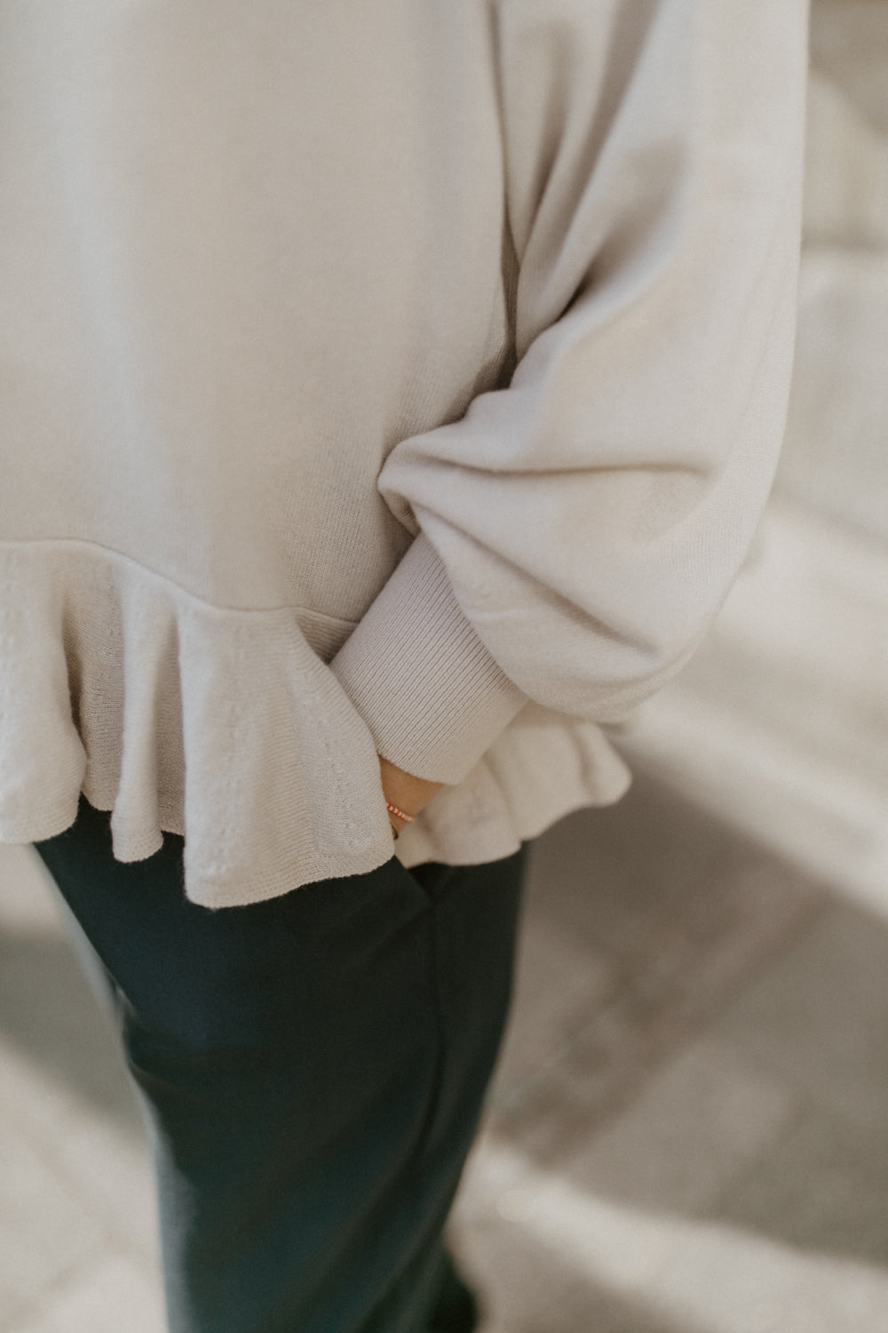 Feinstrickpullover mit Rüschenbund aus Wolle 'Gray Beige'