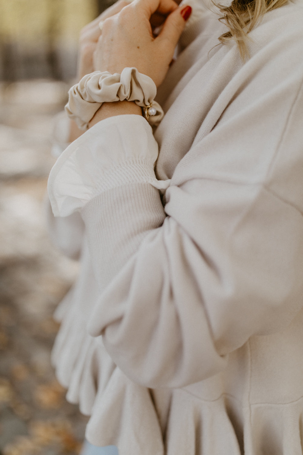 Feinstrickpullover mit Rüschenbund aus Wolle 'Gray Beige'