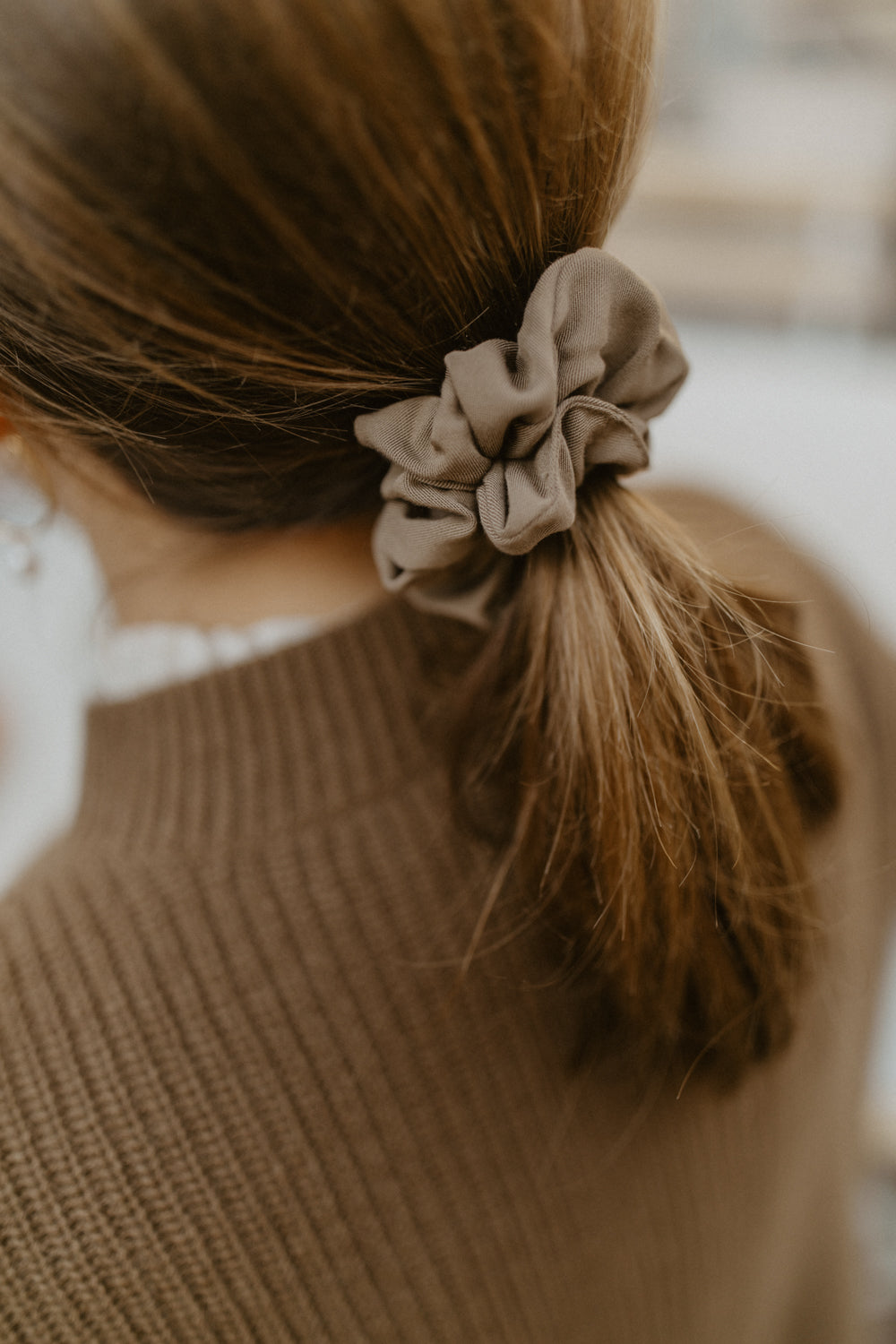 Scrunchie aus weichem Stoff in "Dark brown"
