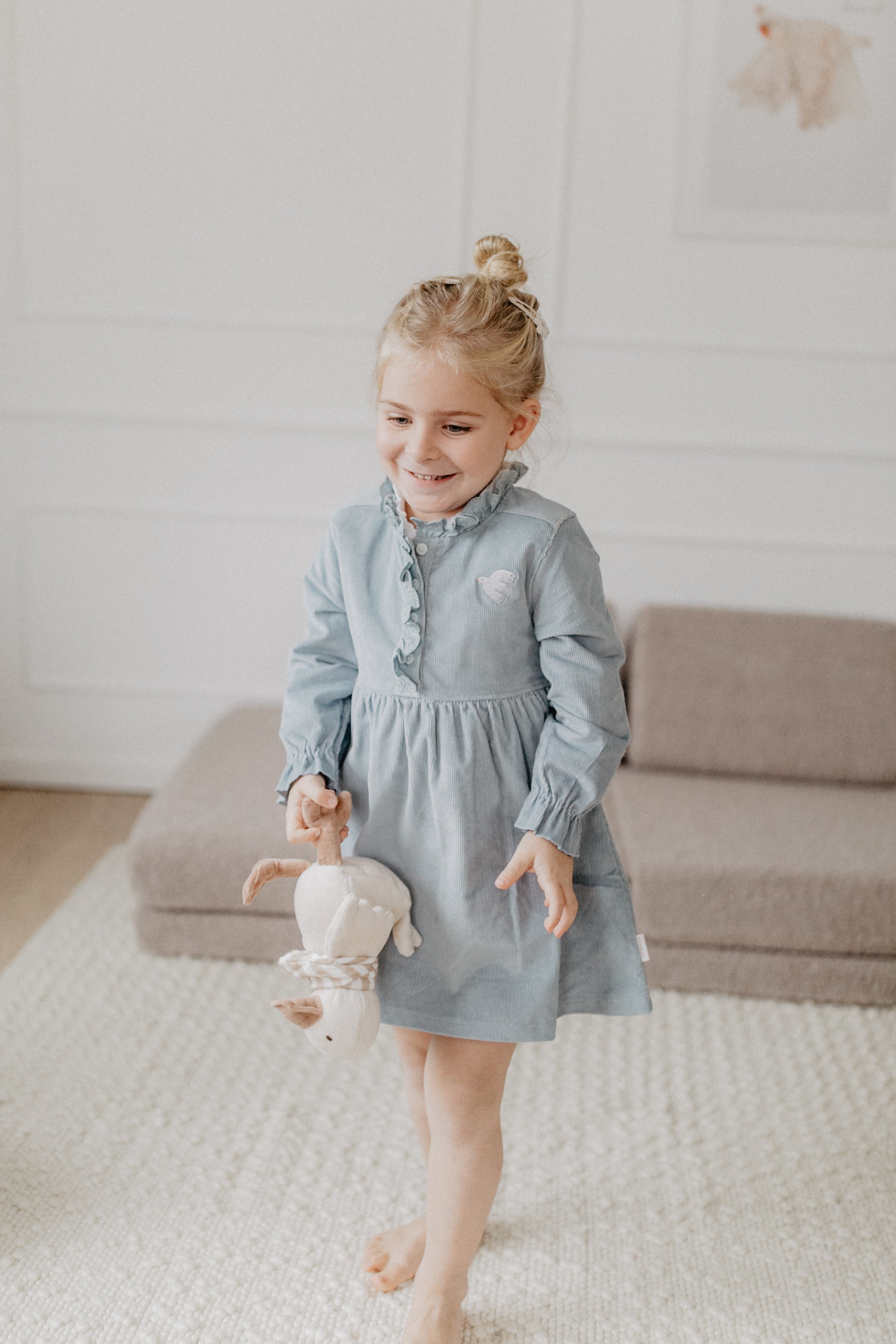 Cordkleid 'clear blue' mit Rüschendetails und Stickerei