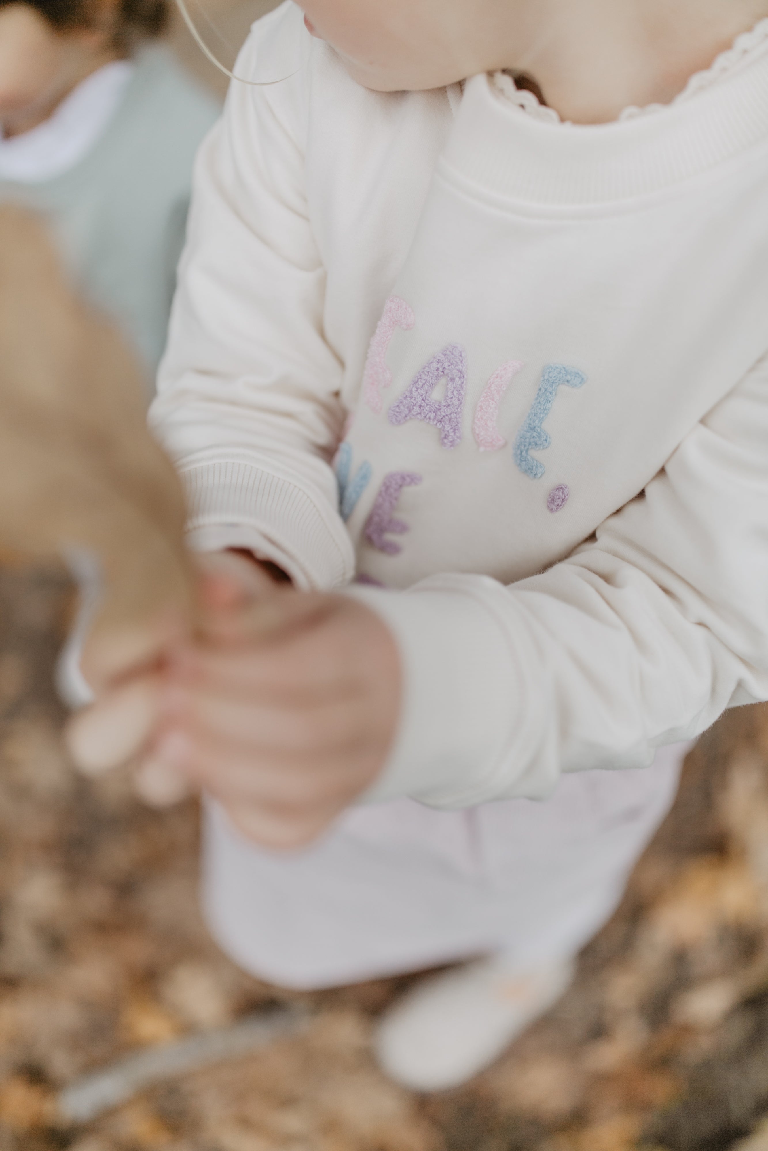 Sweatshirt 'peace, love & joy' mit Rüschensaum