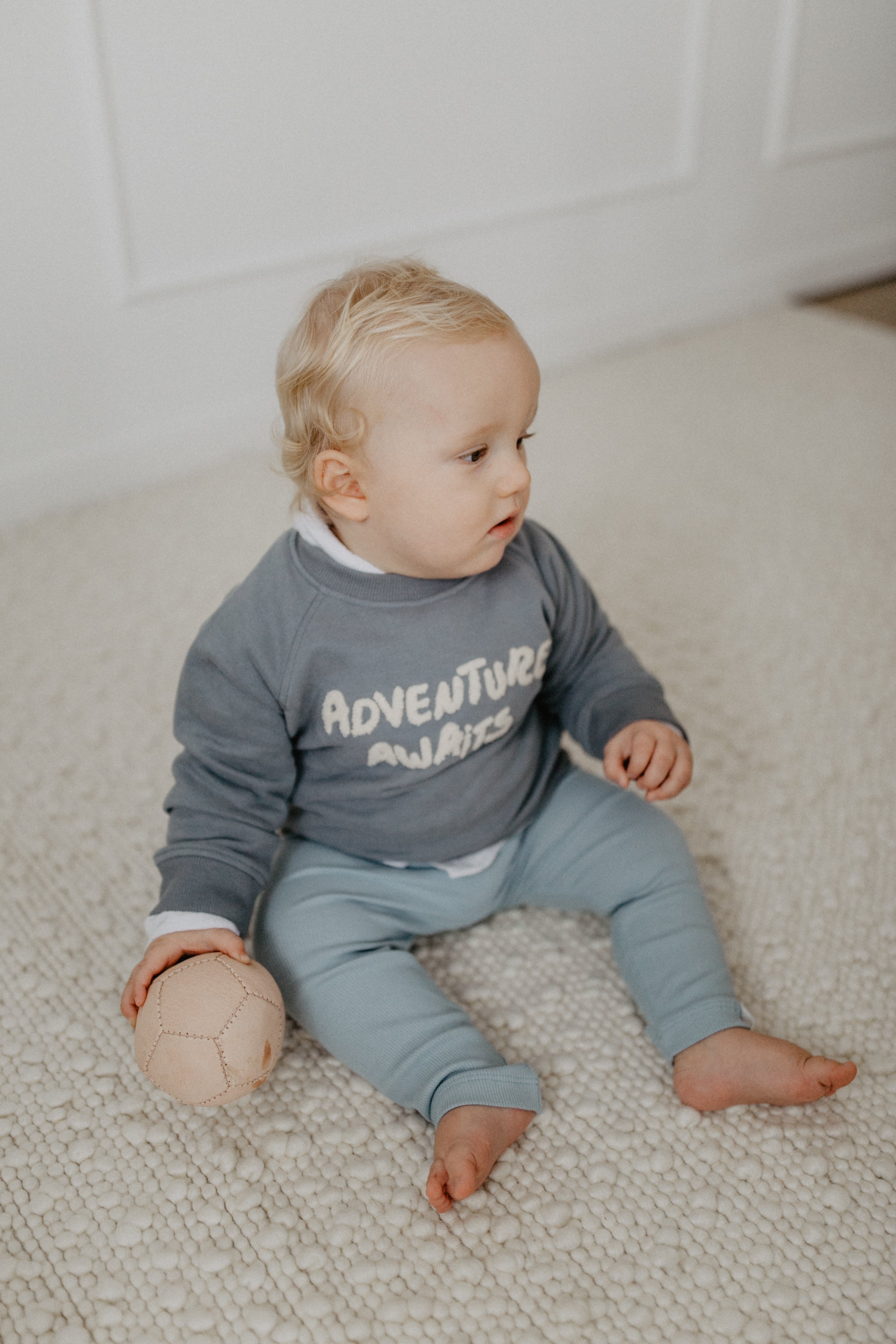 Unisex Oversized Sweatshirt 'adventure awaits' in blue