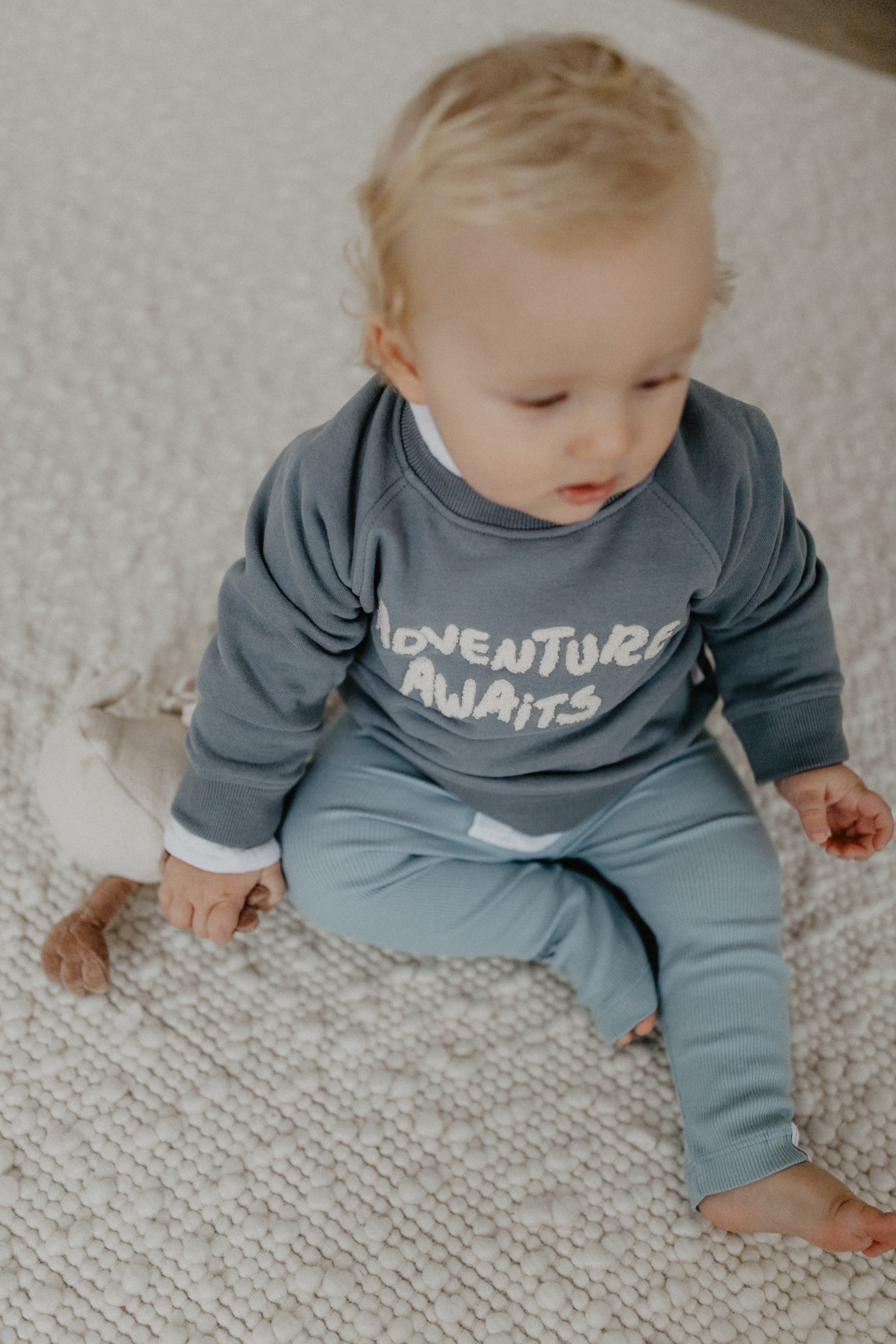 Unisex Oversized Sweatshirt 'adventure awaits' in blue