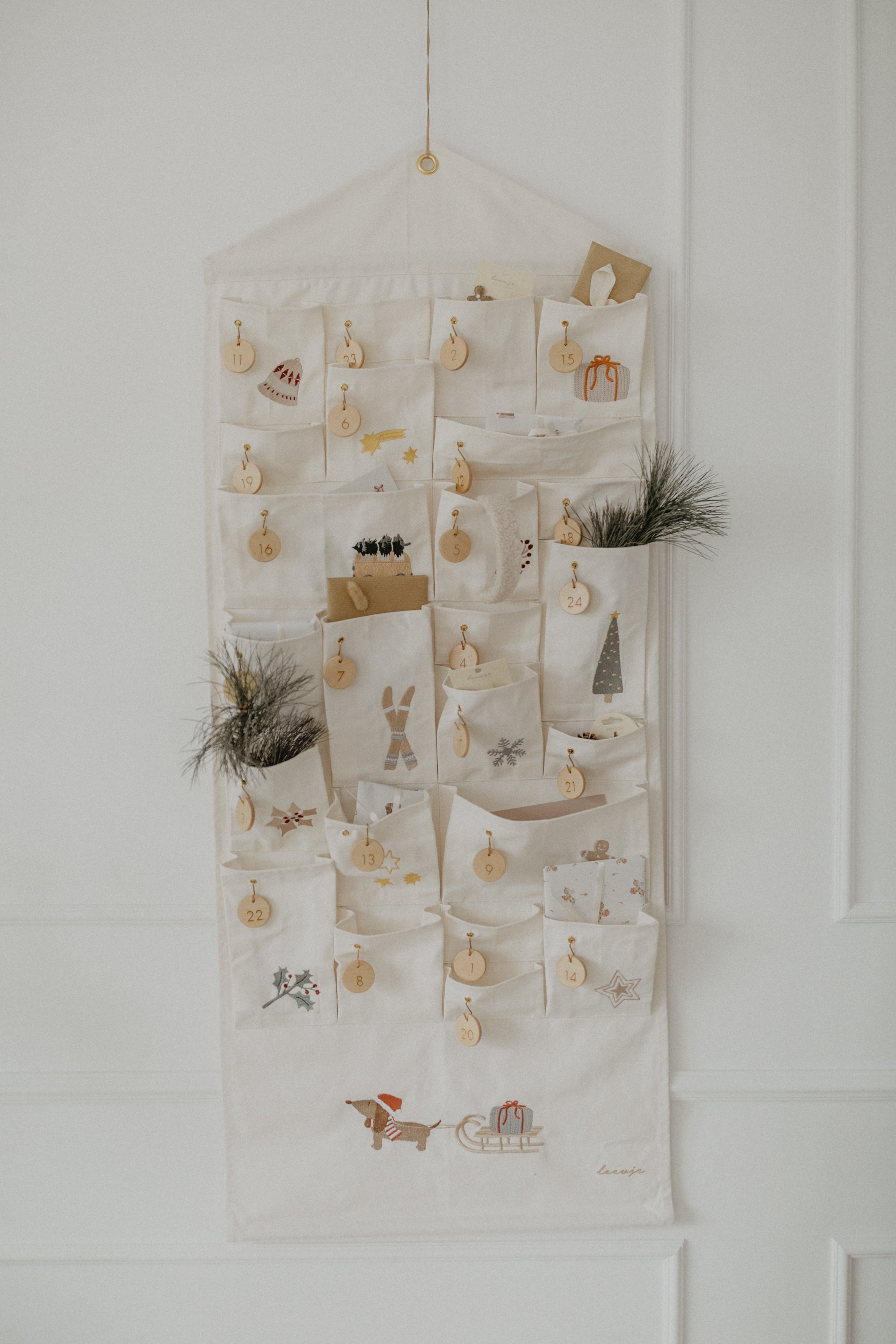 Adventskalender mit gestickten Illustrationen