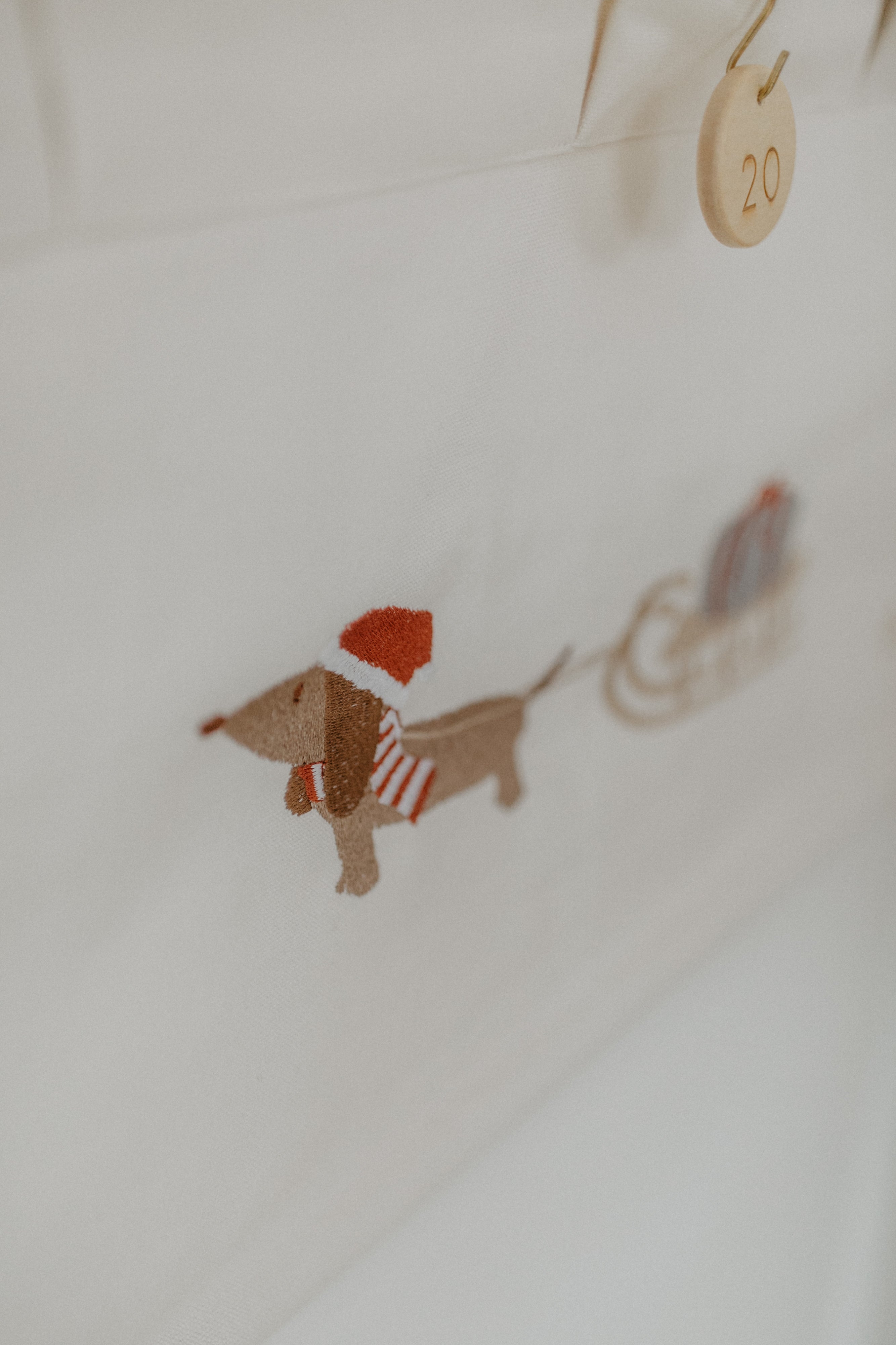Adventskalender mit gestickten Illustrationen