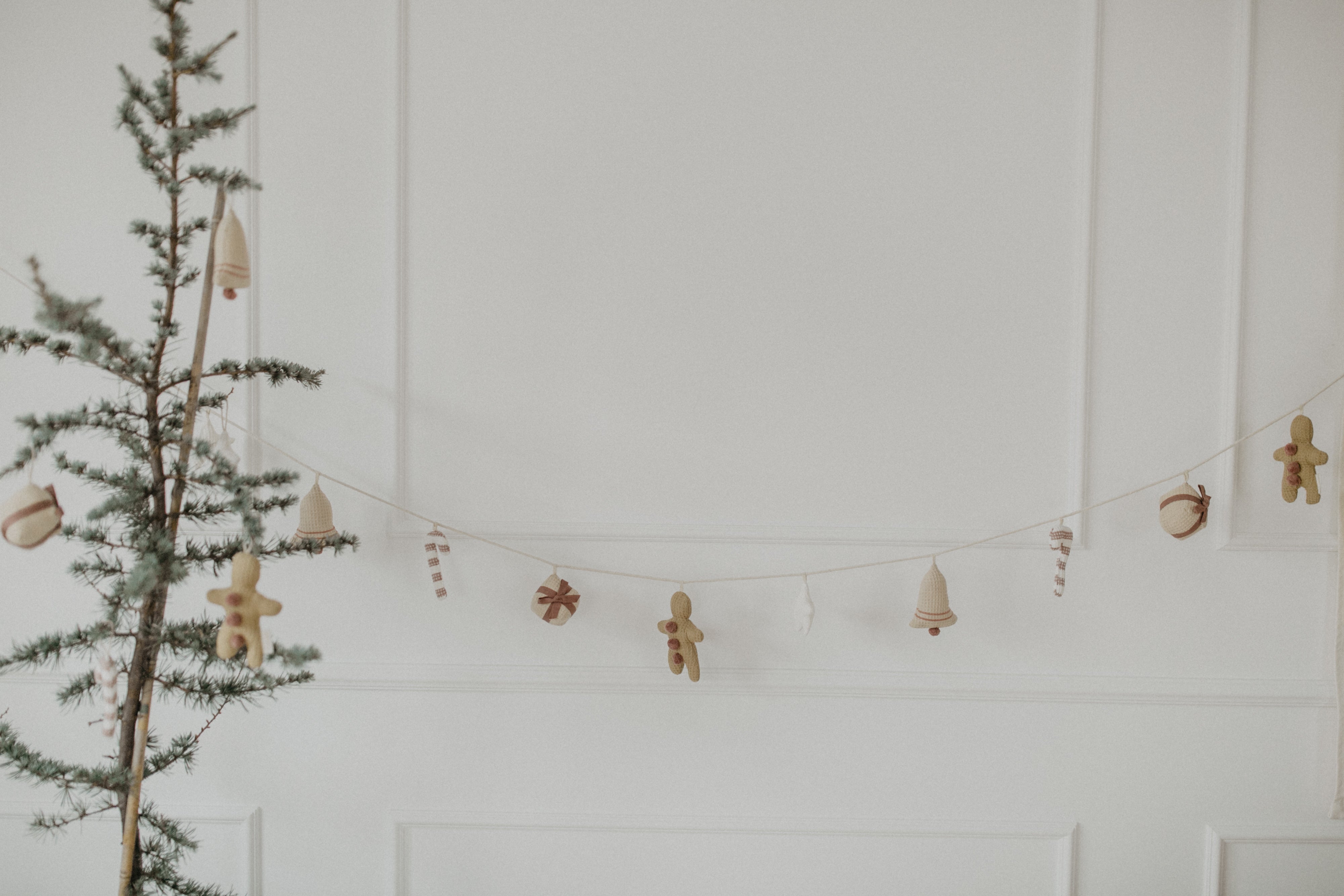 Weihnachtsgirlande 'light burgundy gingerbread man, star & present'