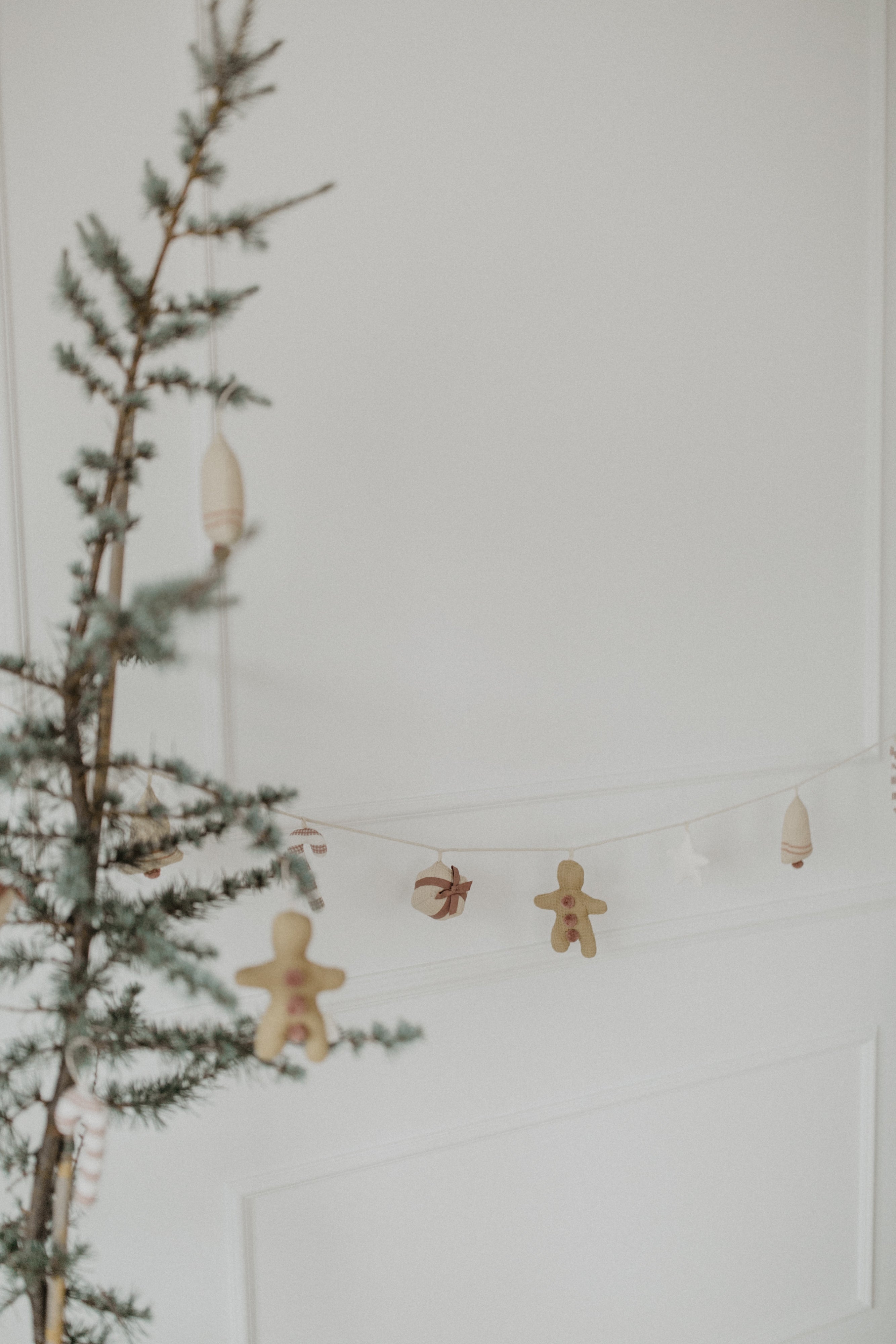 Weihnachtsgirlande 'light burgundy gingerbread man, star & present'