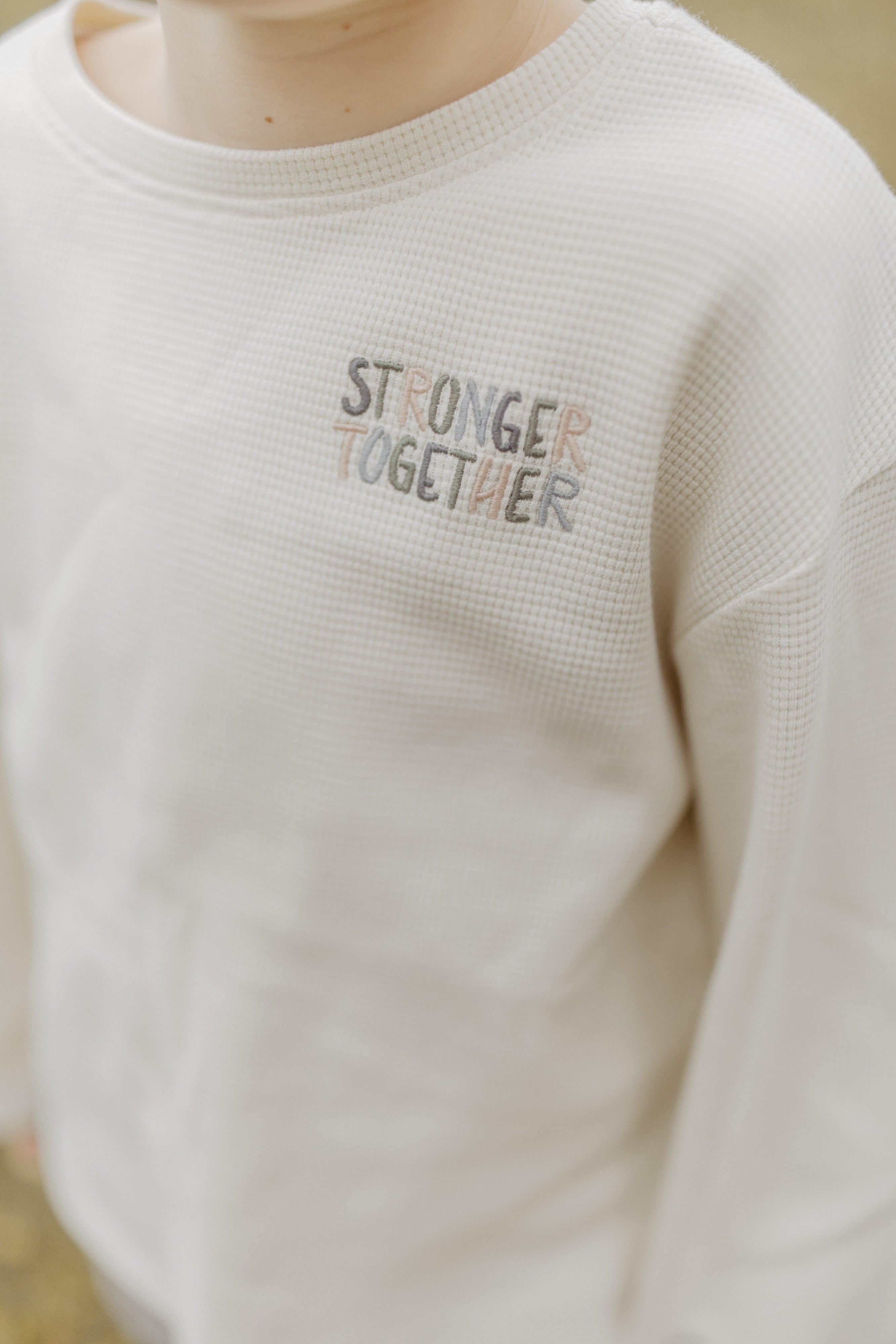 Longsleeve 'stronger together' aus Waffle Piqué