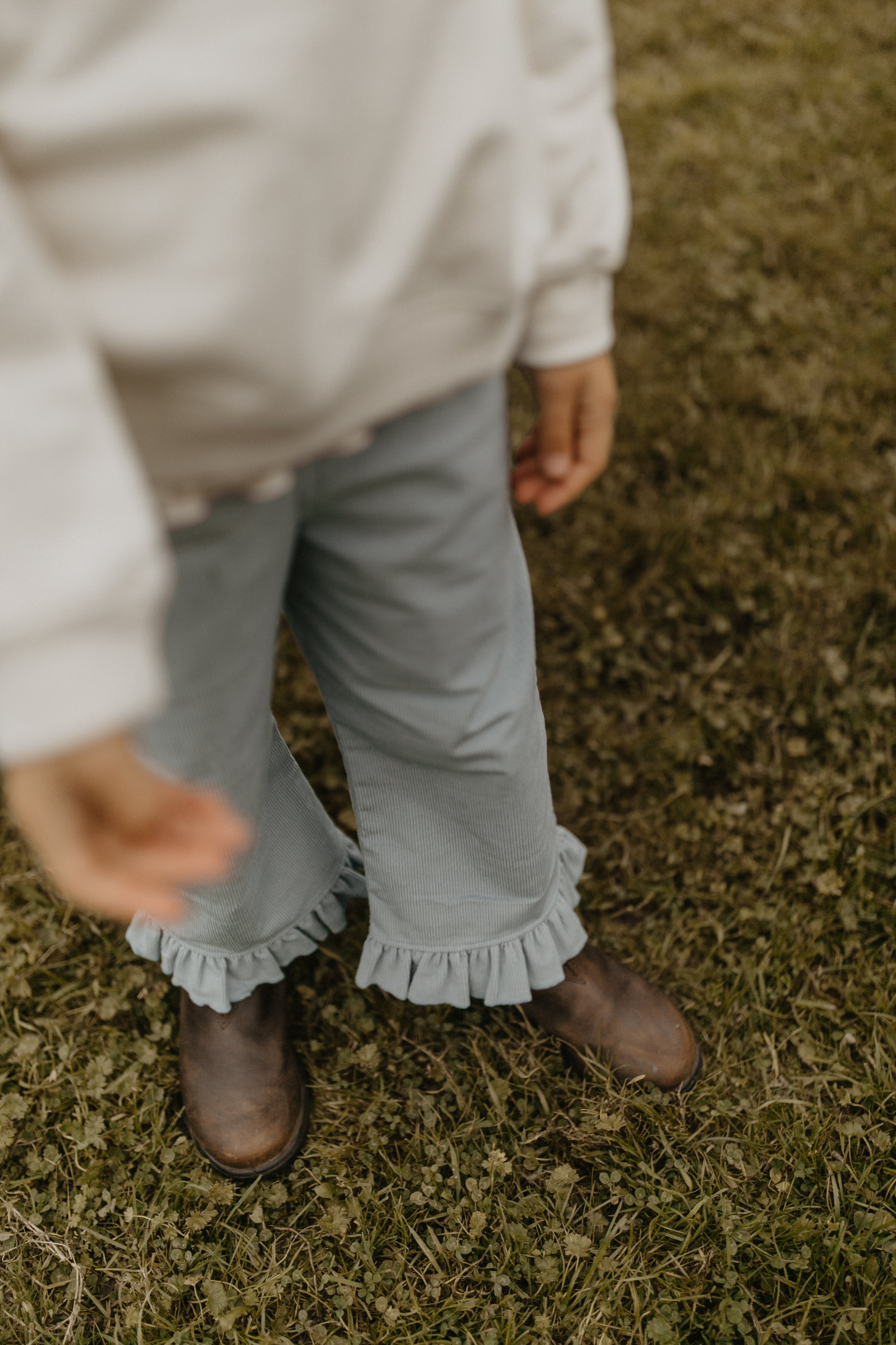 Weite Cordhose 'clear blue' mit Rüschensaum
