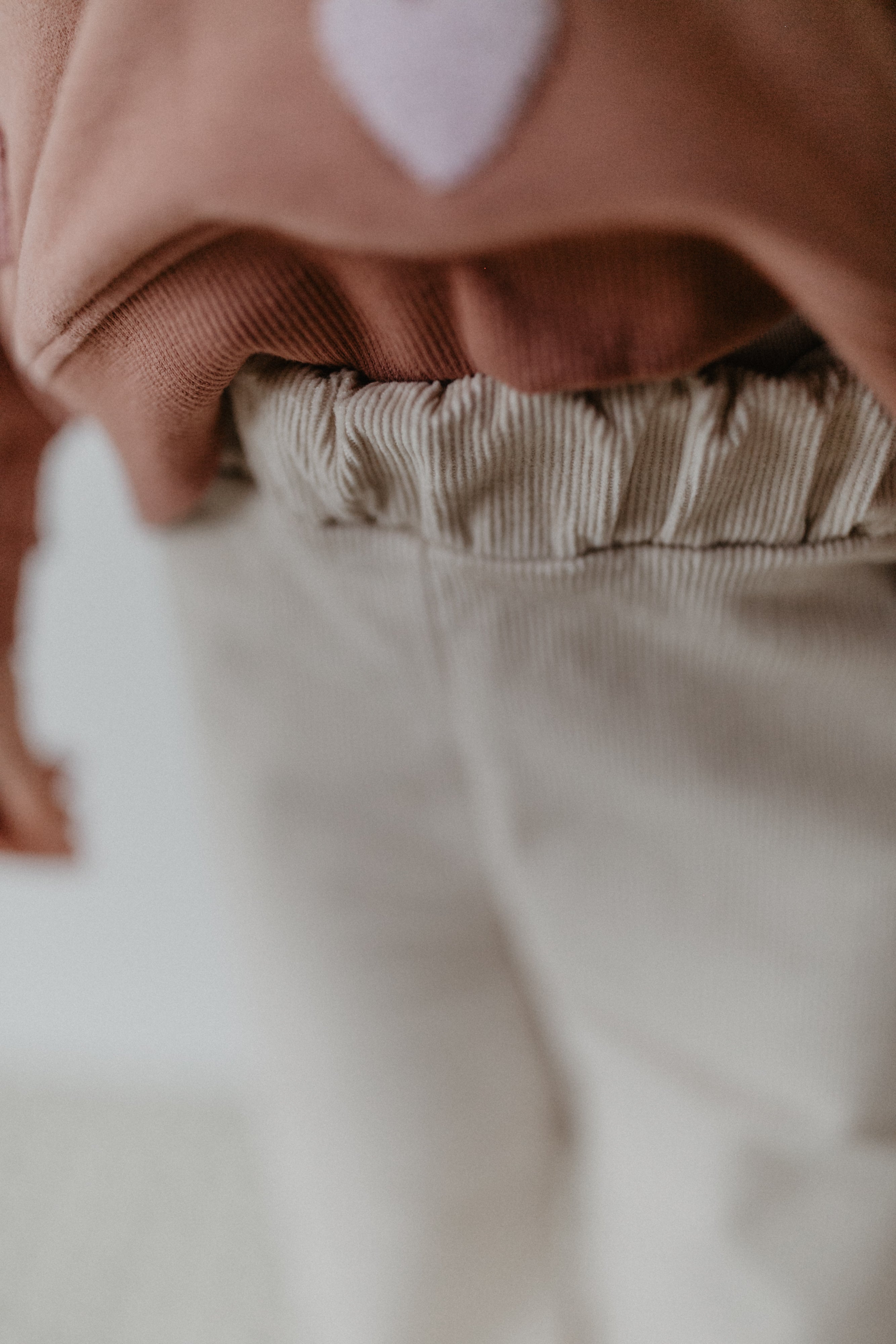 Weite Cordhose 'cappuccino' mit Rüschensaum