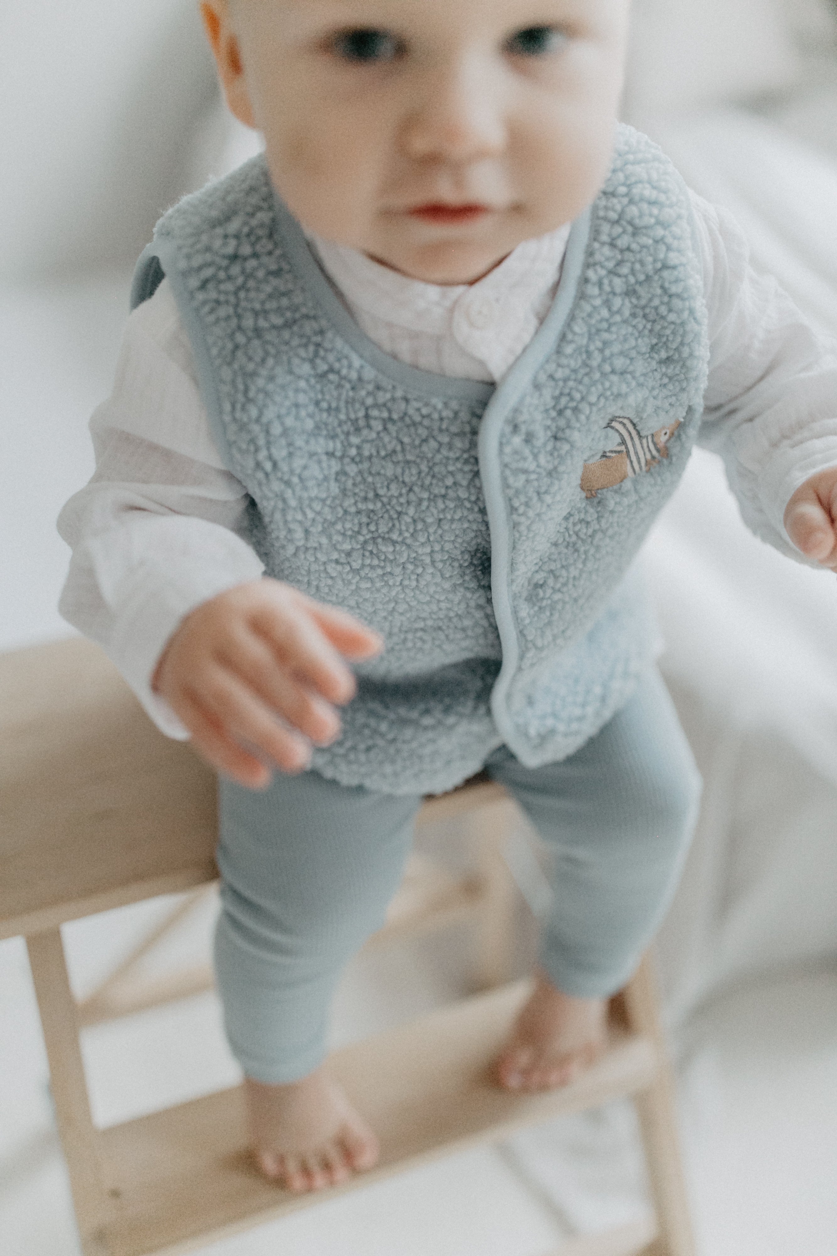 Teddy Weste 'clear blue' mit Dackel-Stickerei