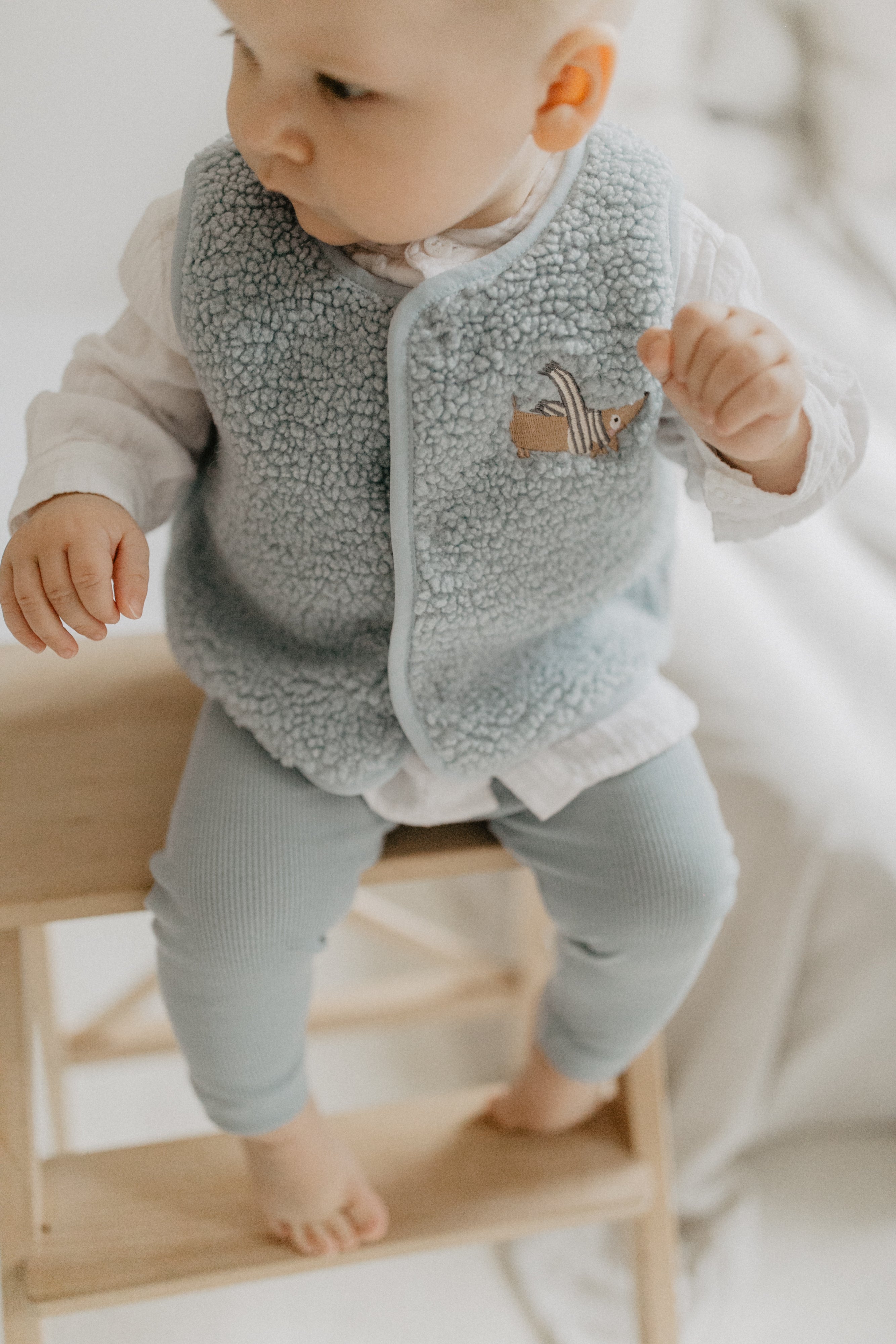 Teddy Weste 'clear blue' mit Dackel-Stickerei