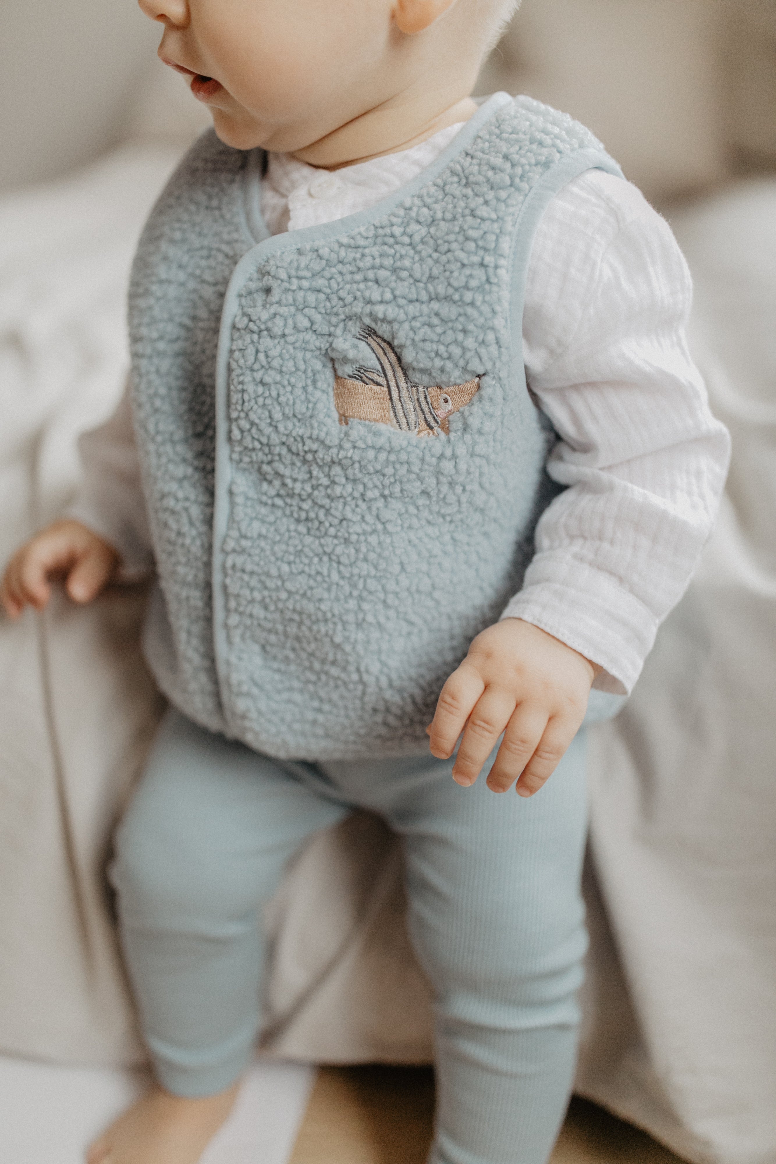Teddy Weste 'clear blue' mit Dackel-Stickerei