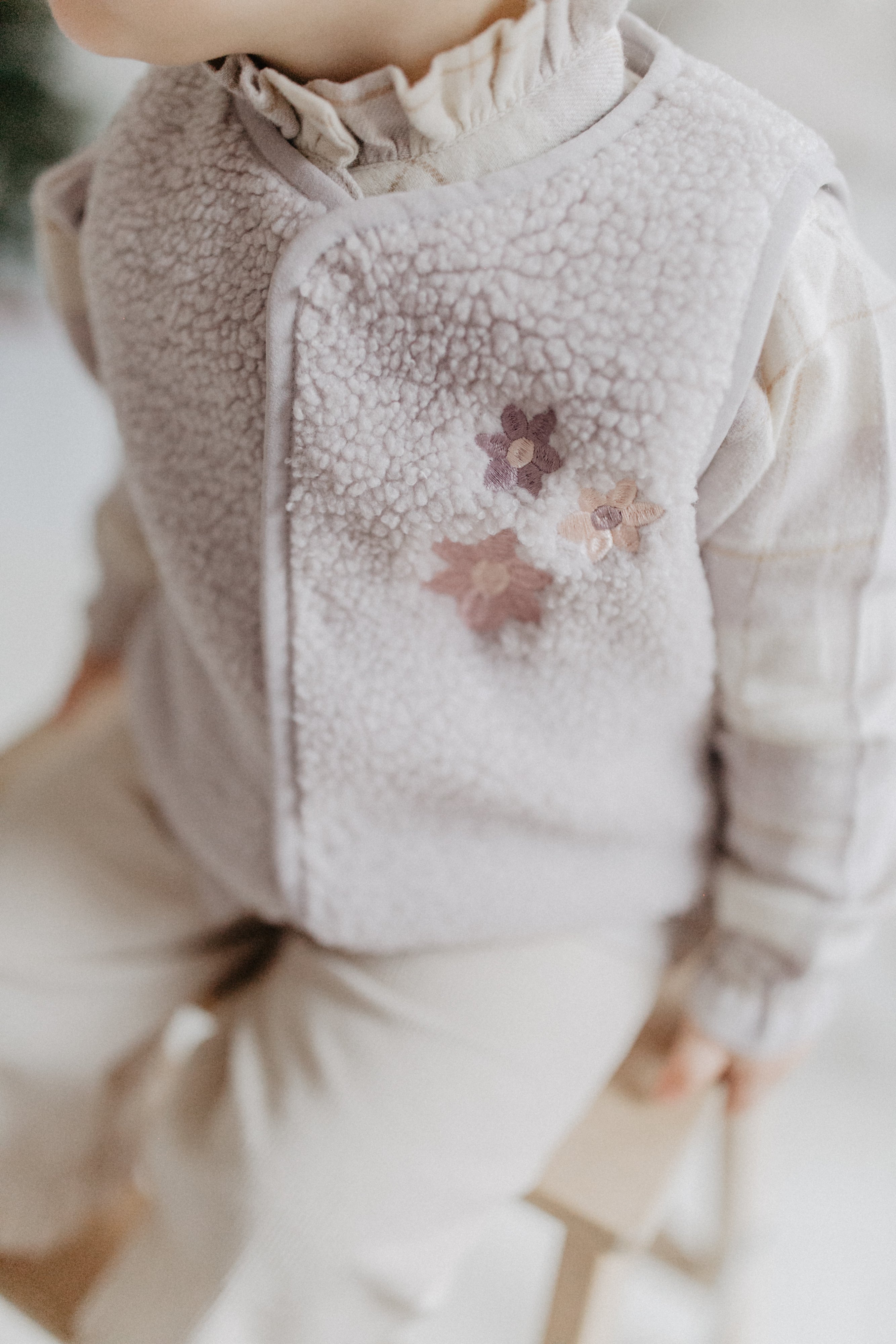 Teddy Weste 'lavender' mit Blumenstickerei