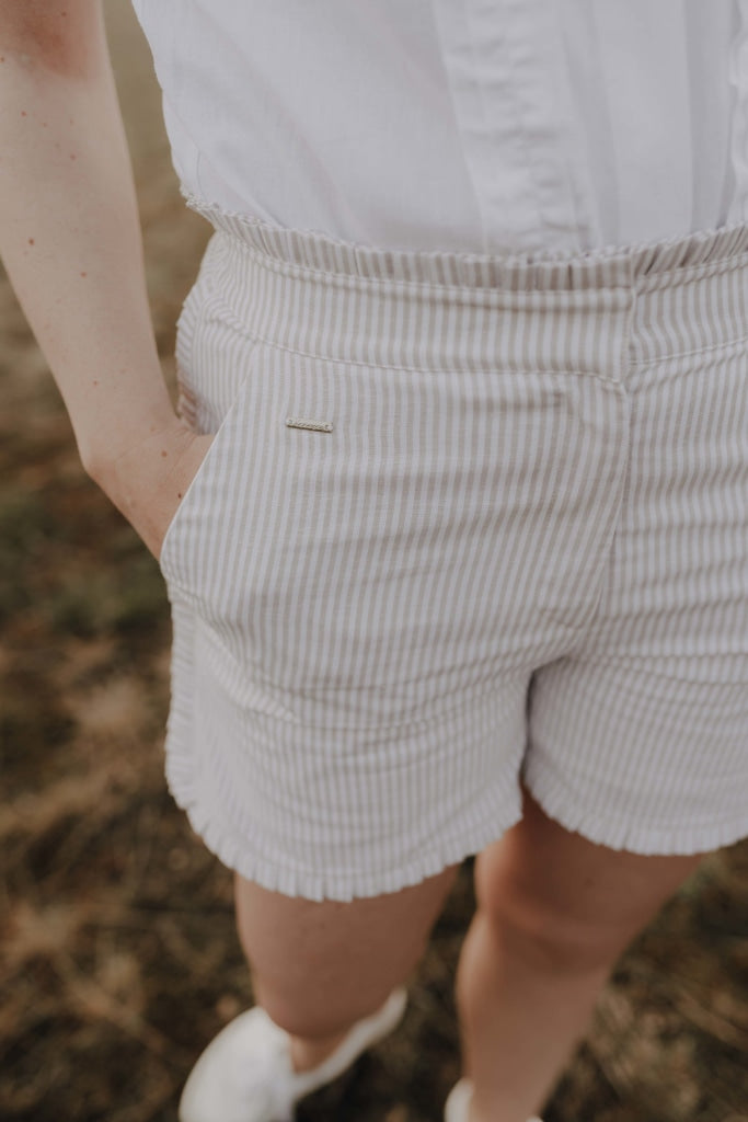 Shorts Mit Bundfalten Und Streifen Für Frauen Hosen